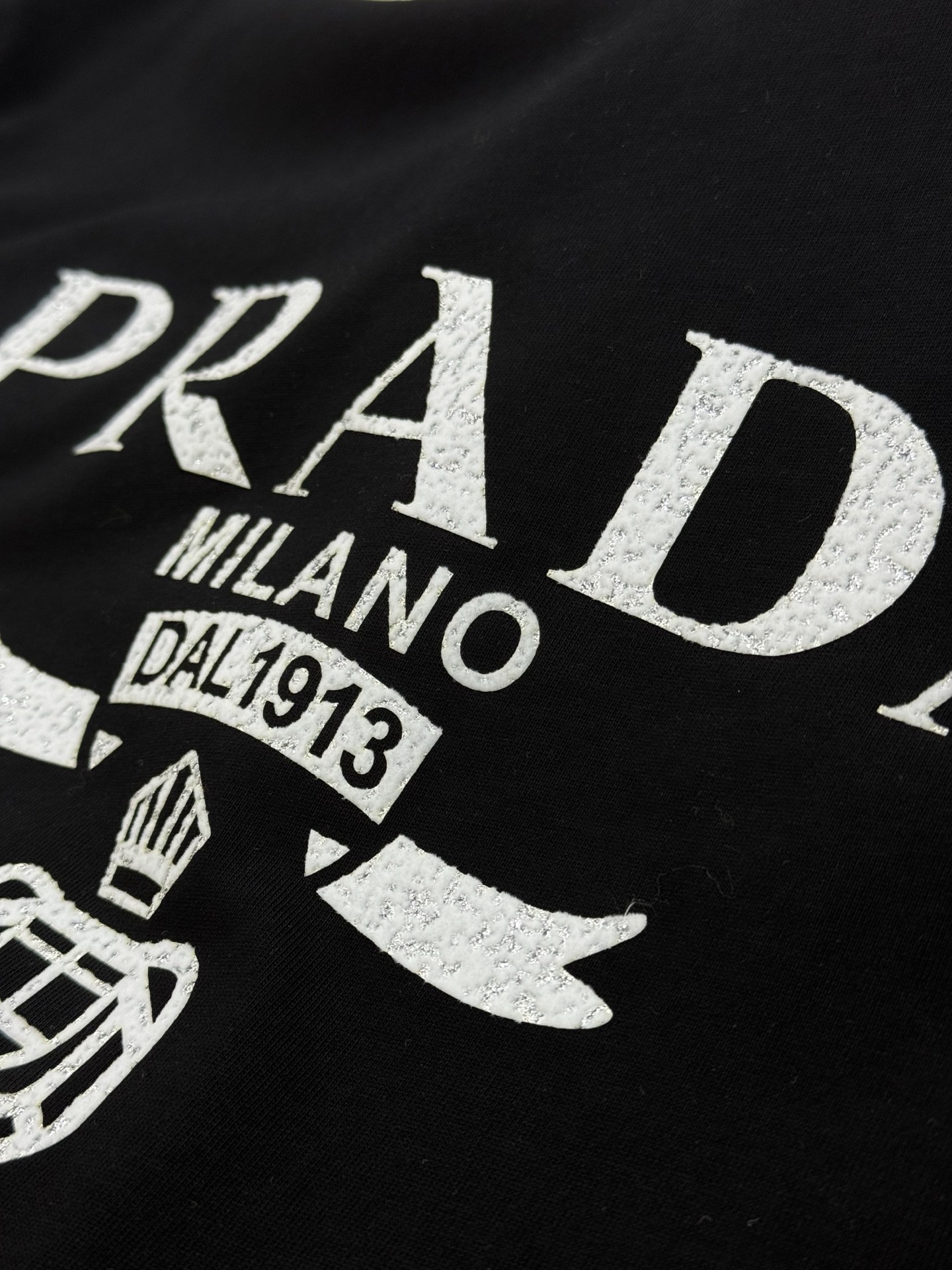 。🌾 PRAD*普拉-达新款潮牌T恤.男女同款！胸前高清3D字母立体印花设计.经典PRADA.绒感质感搭
