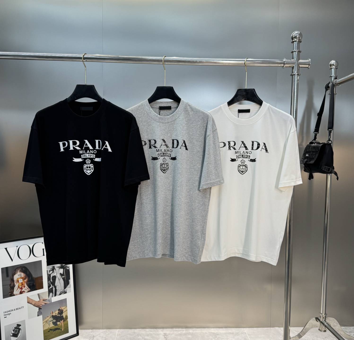 。🌾 PRAD*普拉-达新款潮牌T恤.男女同款！胸前高清3D字母立体印花设计.经典PRADA.绒感质感搭