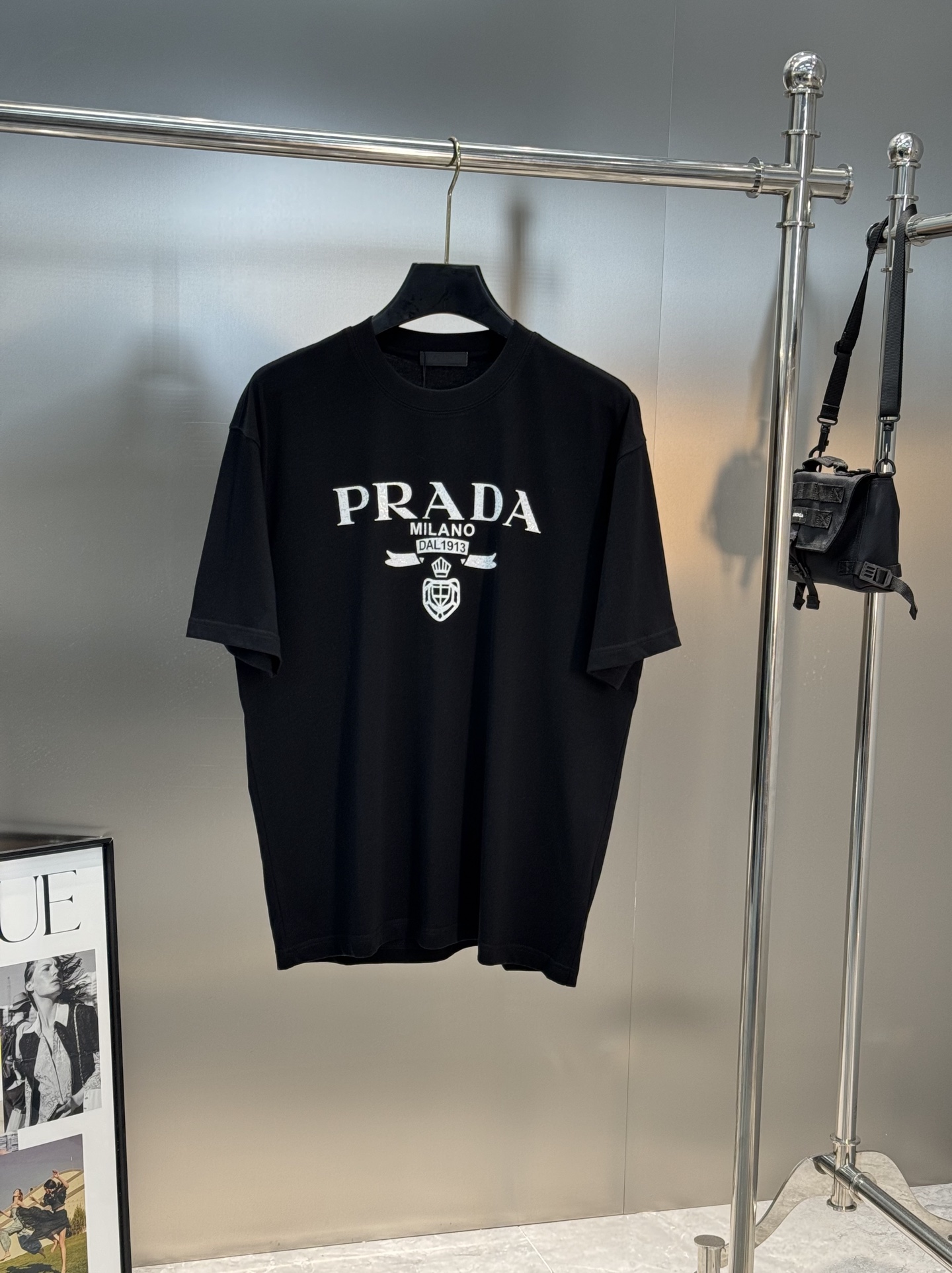 。🌾 PRAD*普拉-达新款潮牌T恤.男女同款！胸前高清3D字母立体印花设计.经典PRADA.绒感质感搭