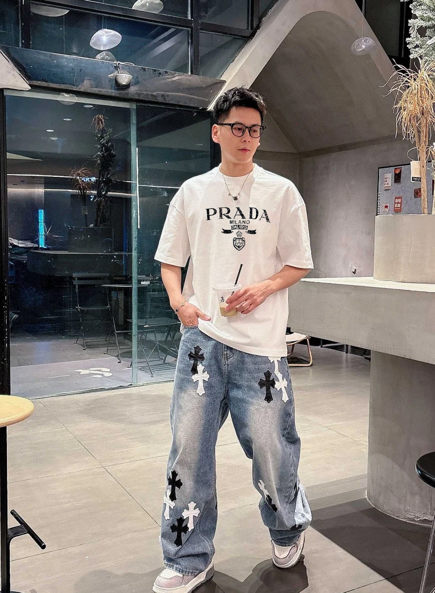 。🌾 PRAD*普拉-达新款潮牌T恤.男女同款！胸前高清3D字母立体印花设计.经典PRADA.绒感质感搭