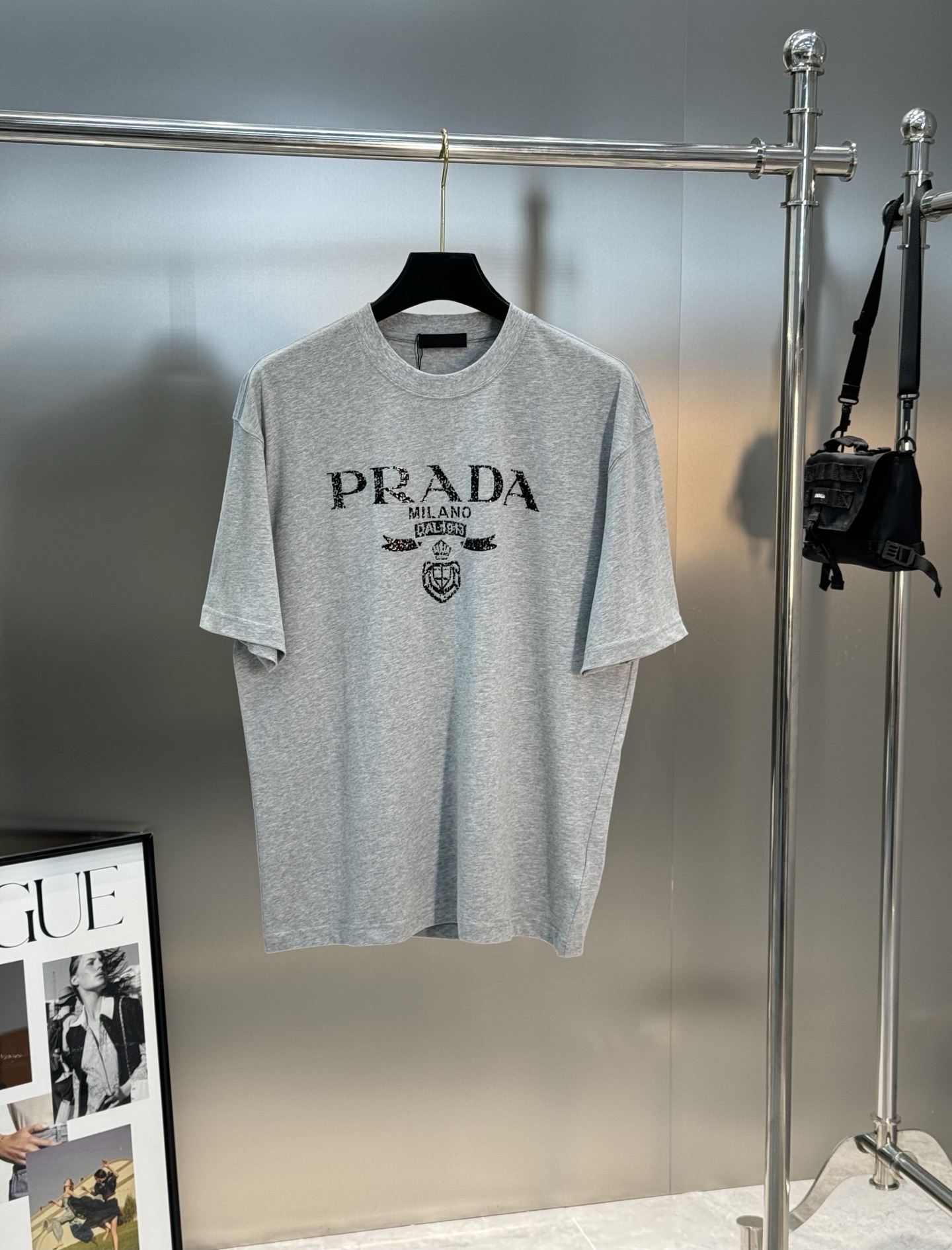 。🌾 PRAD*普拉-达新款潮牌T恤.男女同款！胸前高清3D字母立体印花设计.经典PRADA.绒感质感搭