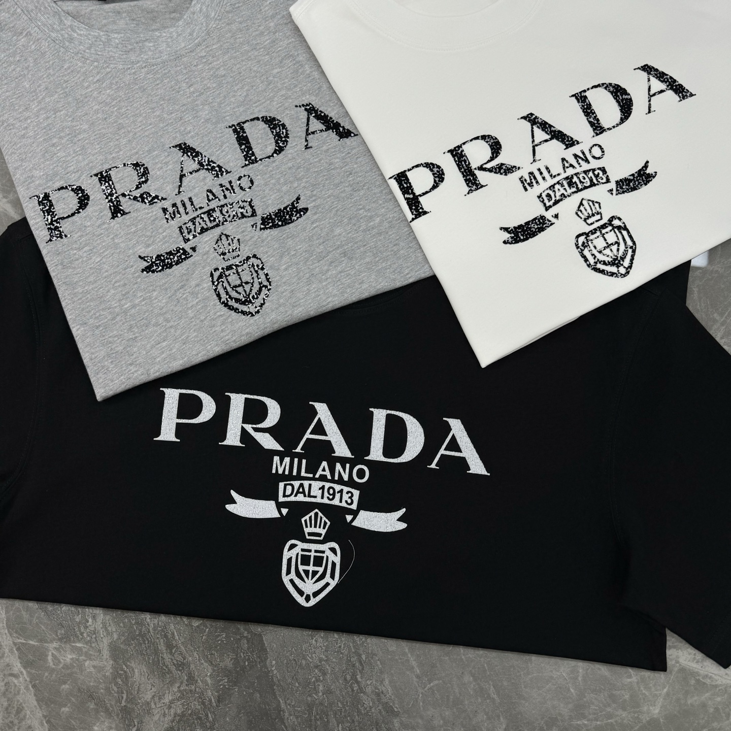 。🌾 PRAD*普拉-达新款潮牌T恤.男女同款！胸前高清3D字母立体印花设计.经典PRADA.绒感质感搭