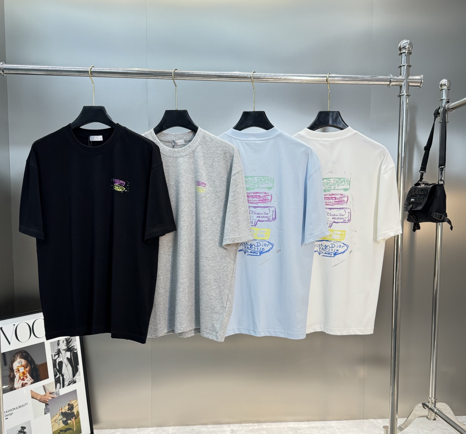 。🌾 DIO*R迪奥新款潮牌情侣圆领T恤！双面烫画设计.色彩线条搭配品牌字母图形.230g甄选100%纯