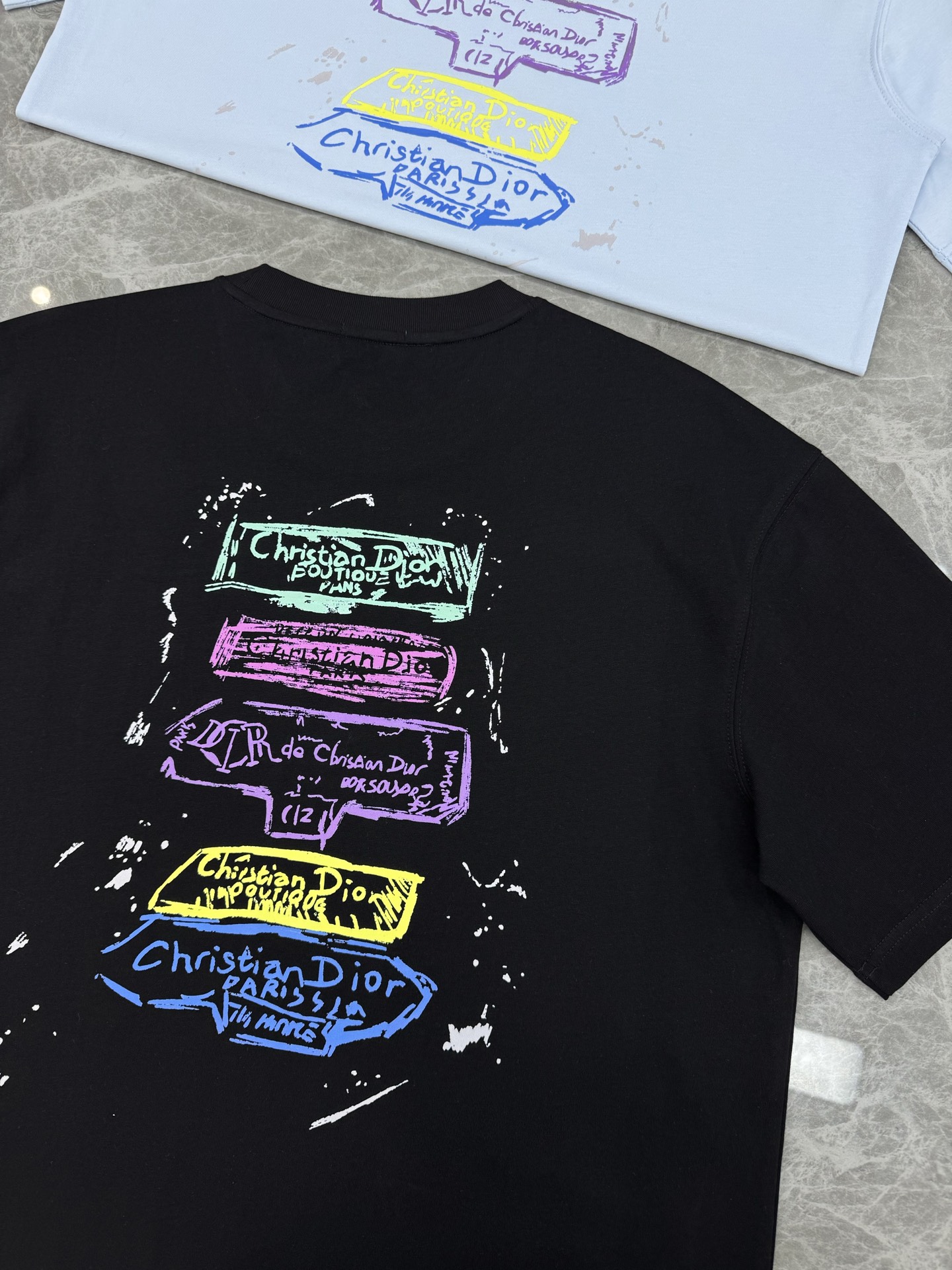 。🌾 DIO*R迪奥新款潮牌情侣圆领T恤！双面烫画设计.色彩线条搭配品牌字母图形.230g甄选100%纯