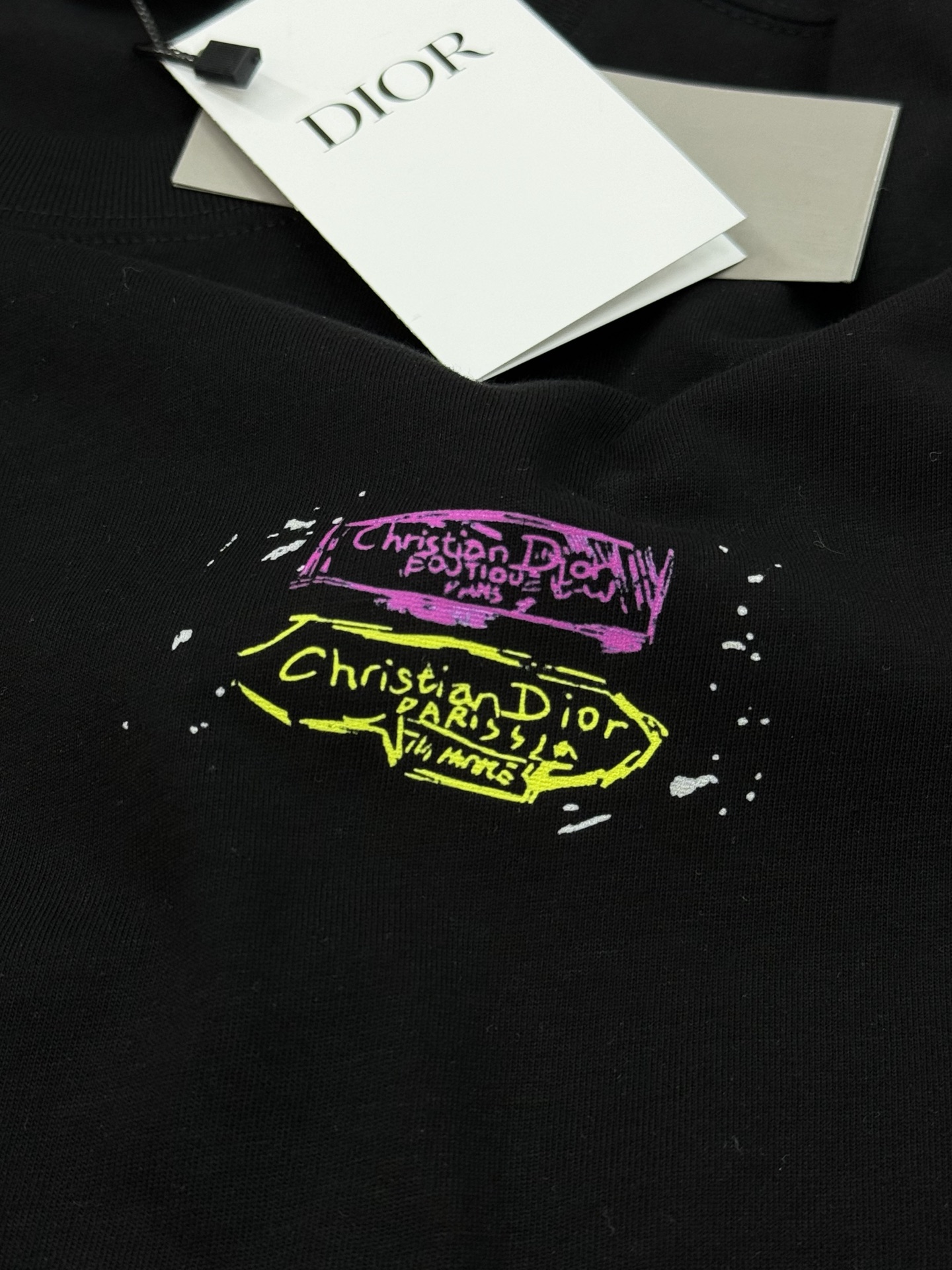 。🌾 DIO*R迪奥新款潮牌情侣圆领T恤！双面烫画设计.色彩线条搭配品牌字母图形.230g甄选100%纯
