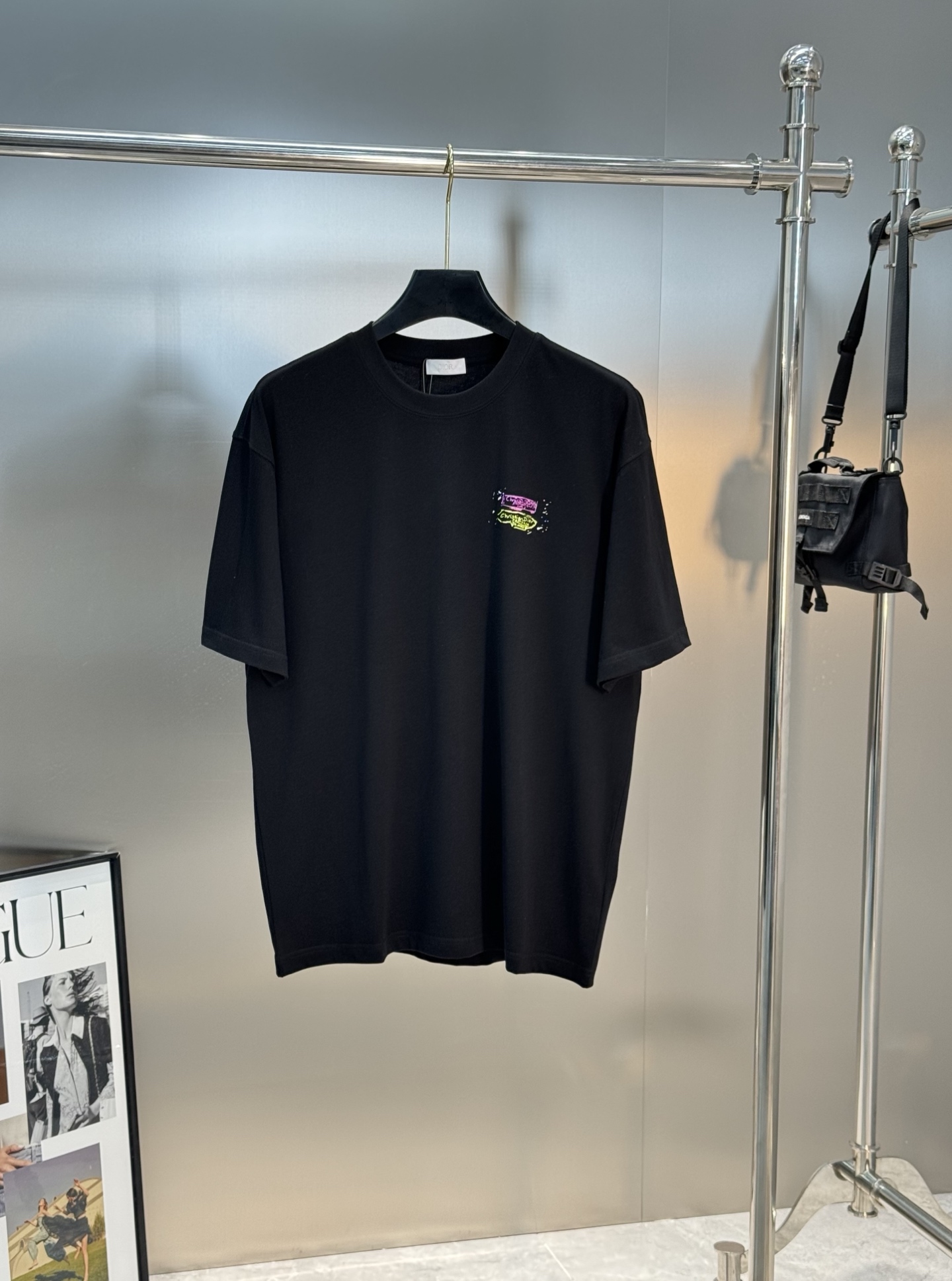 。🌾 DIO*R迪奥新款潮牌情侣圆领T恤！双面烫画设计.色彩线条搭配品牌字母图形.230g甄选100%纯