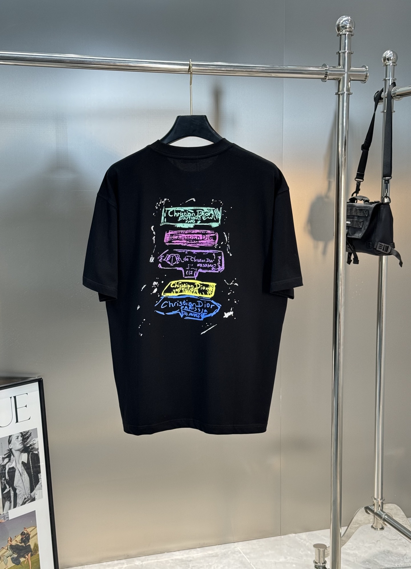 。🌾 DIO*R迪奥新款潮牌情侣圆领T恤！双面烫画设计.色彩线条搭配品牌字母图形.230g甄选100%纯