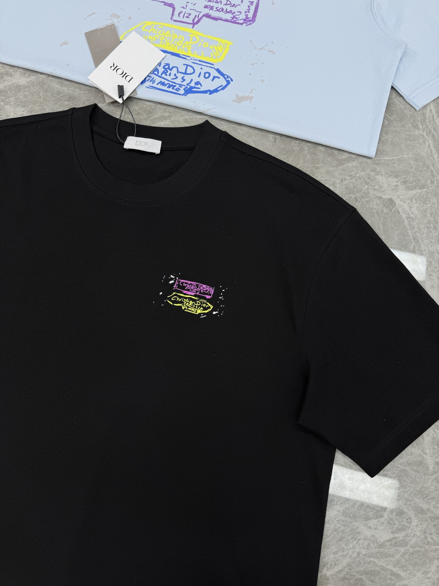 。🌾 DIO*R迪奥新款潮牌情侣圆领T恤！双面烫画设计.色彩线条搭配品牌字母图形.230g甄选100%纯