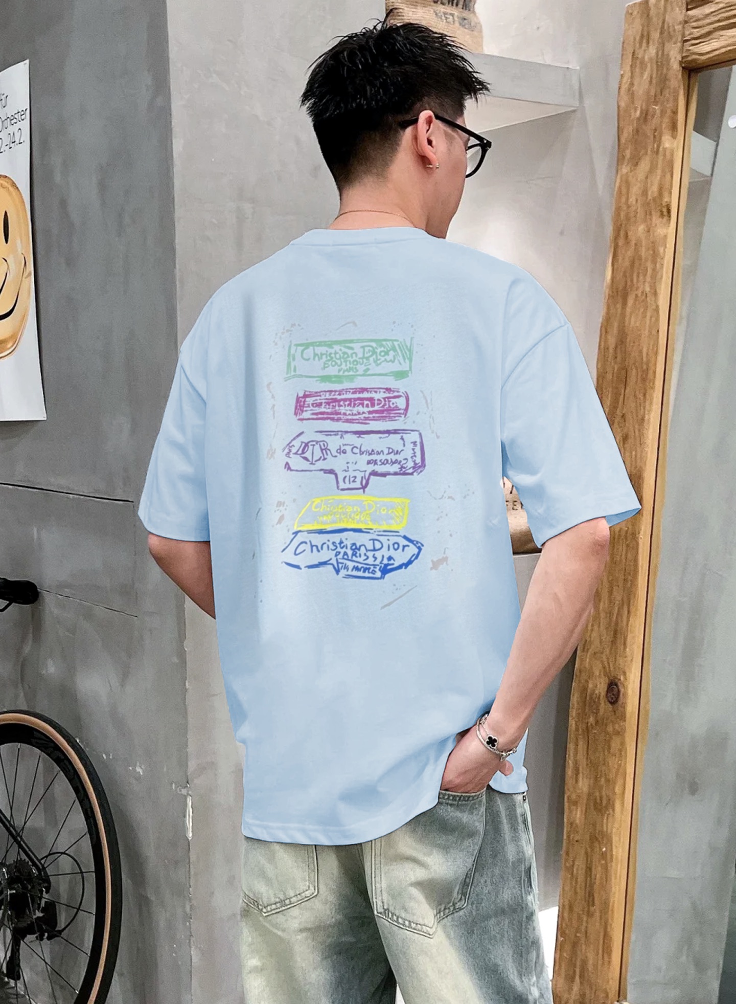 。🌾 DIO*R迪奥新款潮牌情侣圆领T恤！双面烫画设计.色彩线条搭配品牌字母图形.230g甄选100%纯