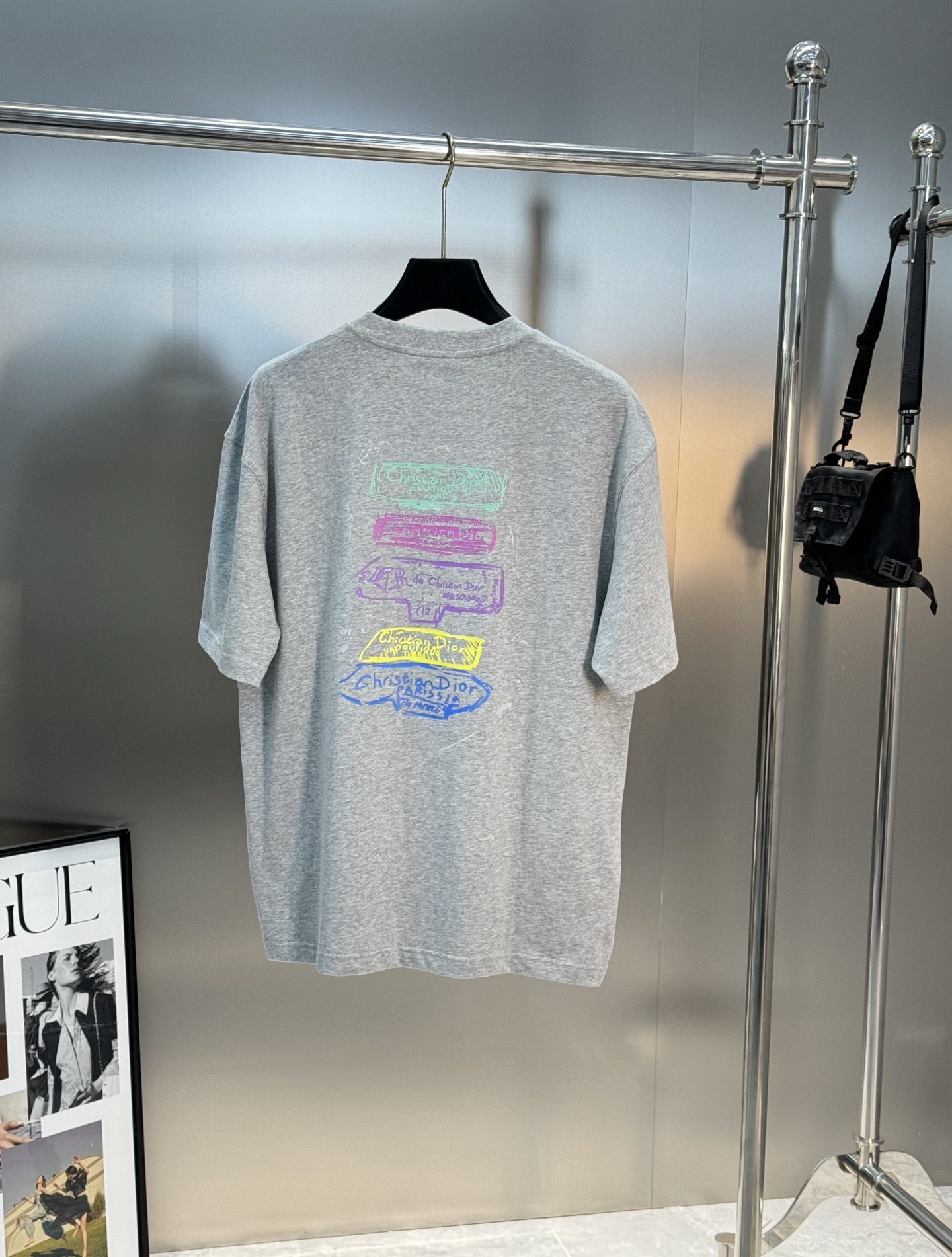 。🌾 DIO*R迪奥新款潮牌情侣圆领T恤！双面烫画设计.色彩线条搭配品牌字母图形.230g甄选100%纯