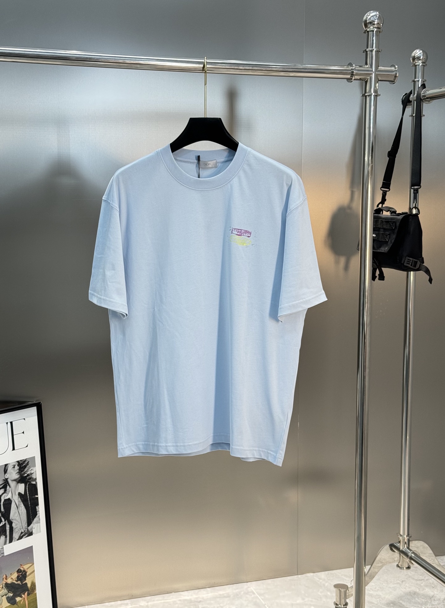 。🌾 DIO*R迪奥新款潮牌情侣圆领T恤！双面烫画设计.色彩线条搭配品牌字母图形.230g甄选100%纯