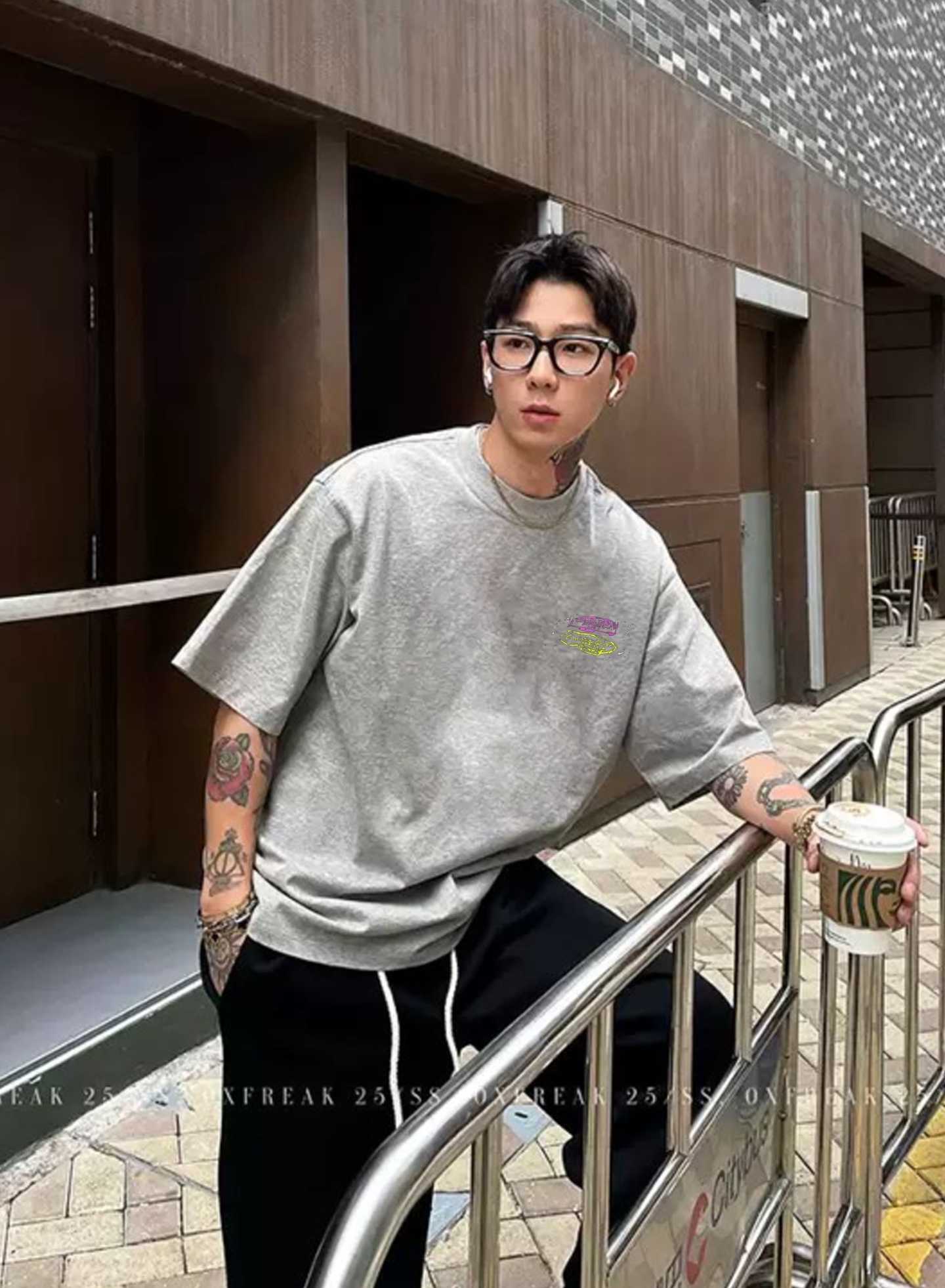 。🌾 DIO*R迪奥新款潮牌情侣圆领T恤！双面烫画设计.色彩线条搭配品牌字母图形.230g甄选100%纯