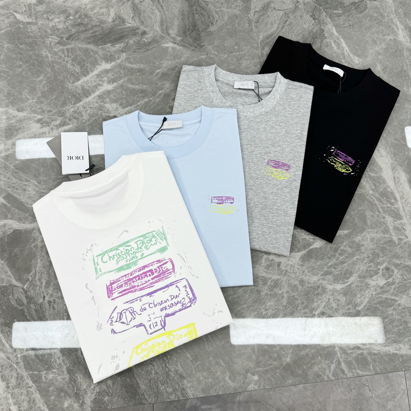 。🌾 DIO*R迪奥新款潮牌情侣圆领T恤！双面烫画设计.色彩线条搭配品牌字母图形.230g甄选100%纯