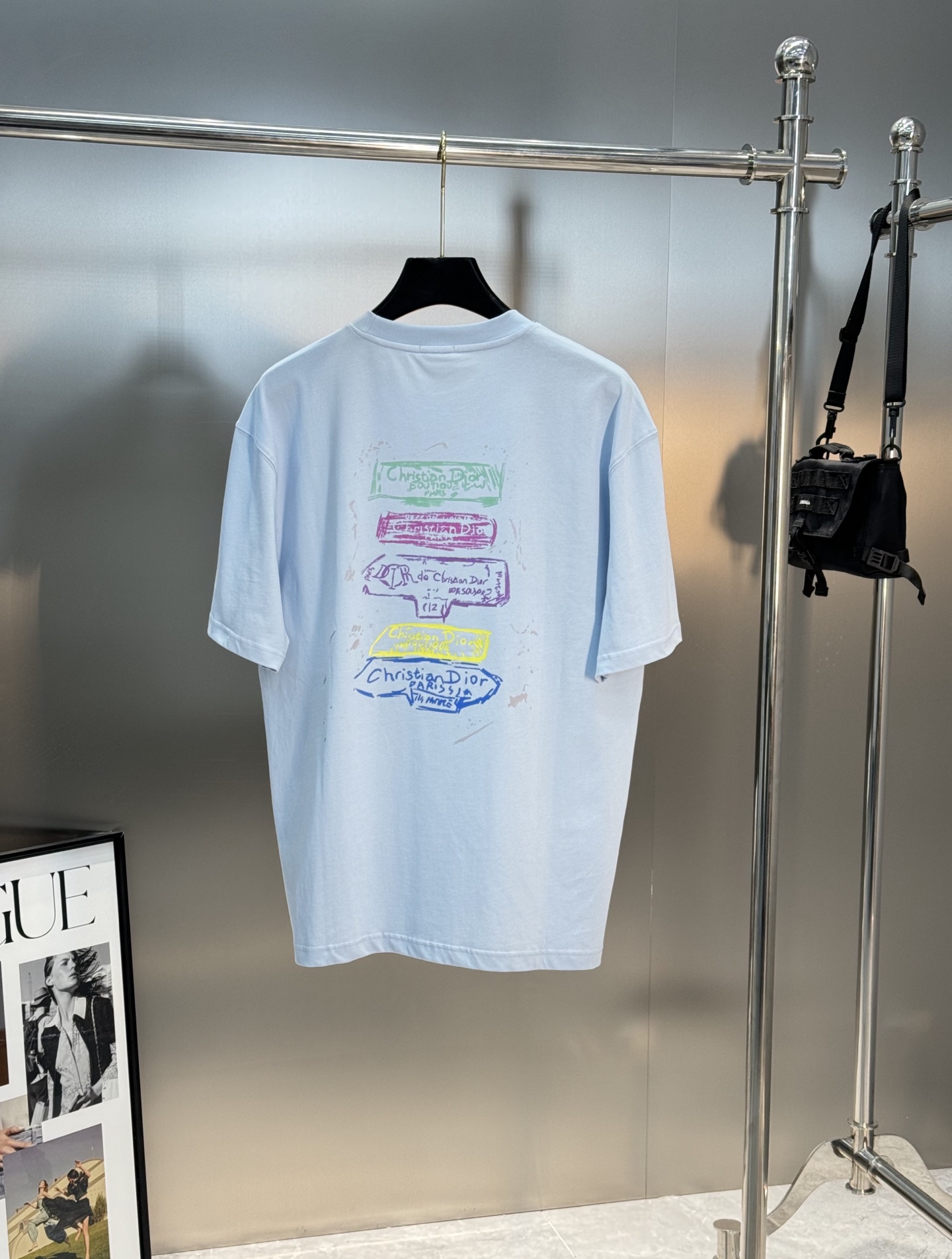 。🌾 DIO*R迪奥新款潮牌情侣圆领T恤！双面烫画设计.色彩线条搭配品牌字母图形.230g甄选100%纯