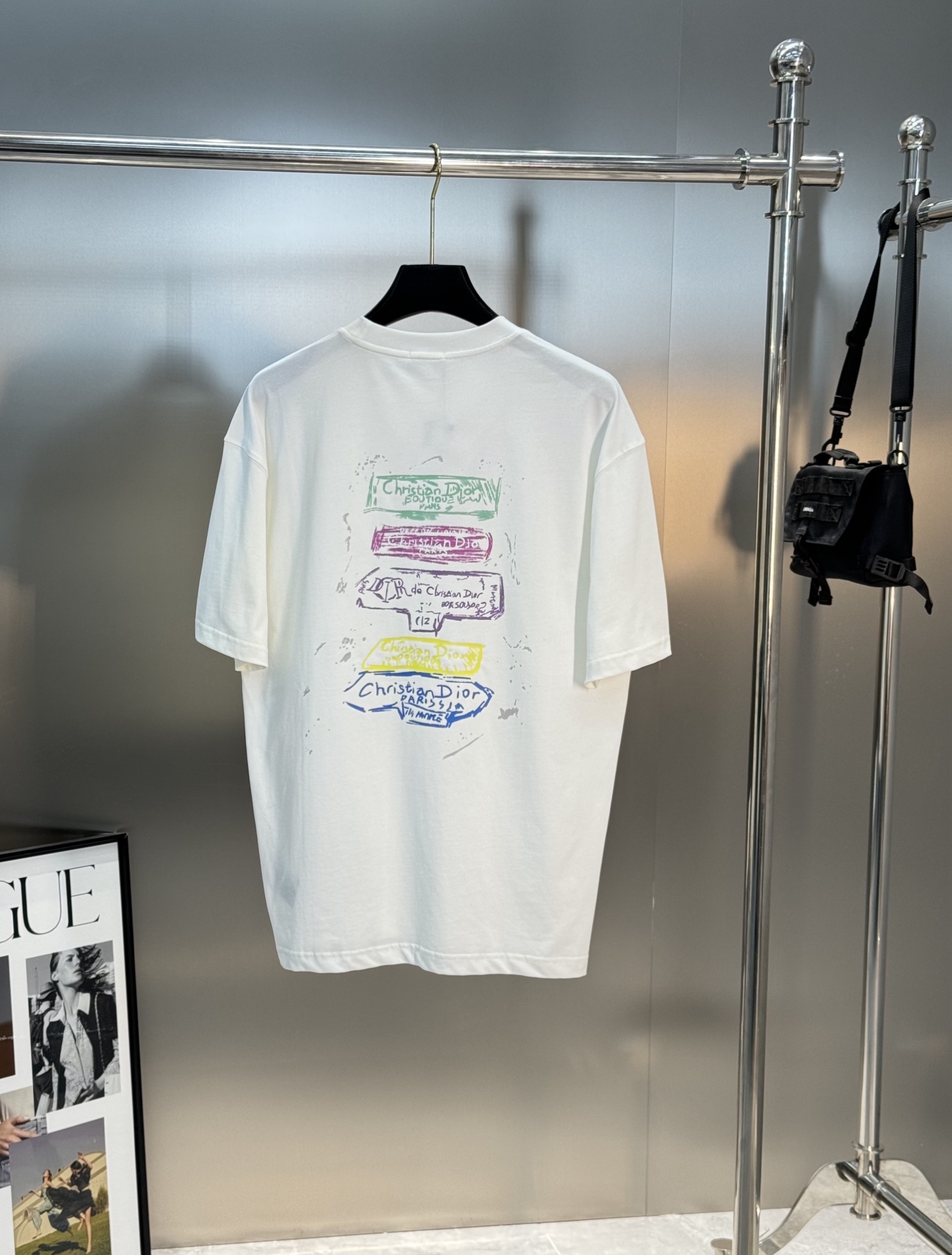 。🌾 DIO*R迪奥新款潮牌情侣圆领T恤！双面烫画设计.色彩线条搭配品牌字母图形.230g甄选100%纯