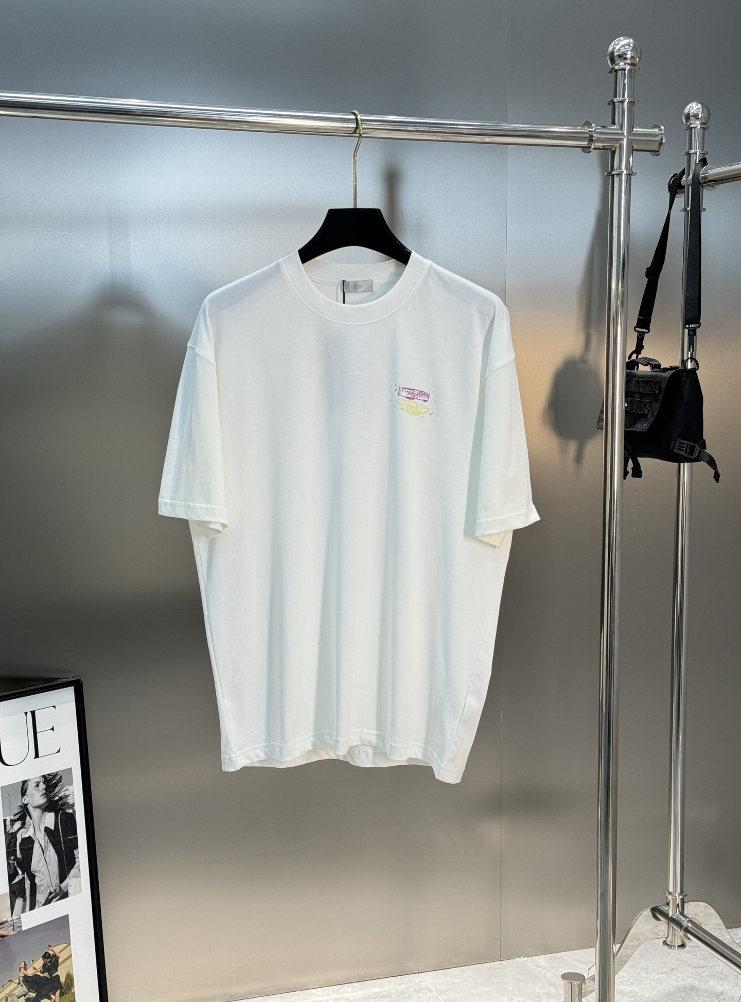 。🌾 DIO*R迪奥新款潮牌情侣圆领T恤！双面烫画设计.色彩线条搭配品牌字母图形.230g甄选100%纯