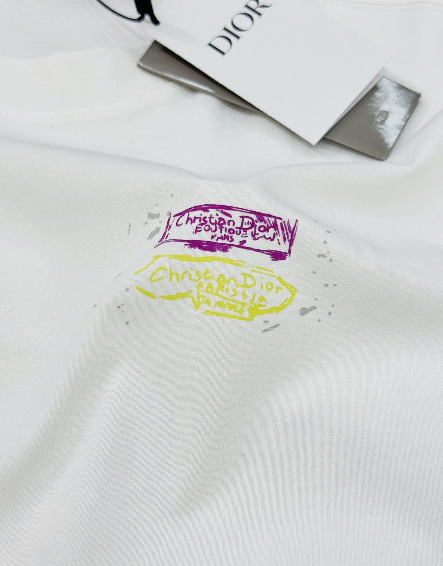 。🌾 DIO*R迪奥新款潮牌情侣圆领T恤！双面烫画设计.色彩线条搭配品牌字母图形.230g甄选100%纯