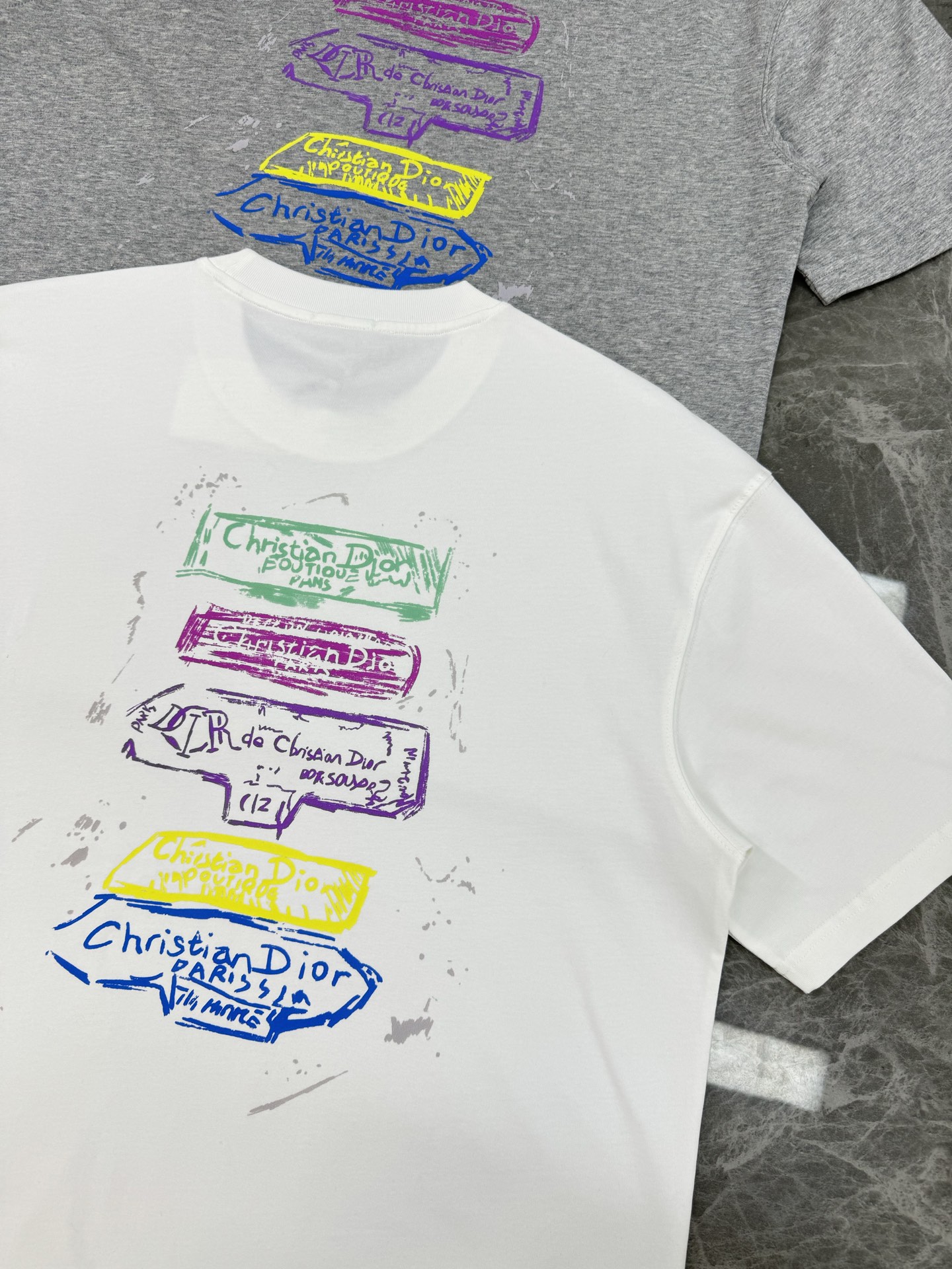 。🌾 DIO*R迪奥新款潮牌情侣圆领T恤！双面烫画设计.色彩线条搭配品牌字母图形.230g甄选100%纯