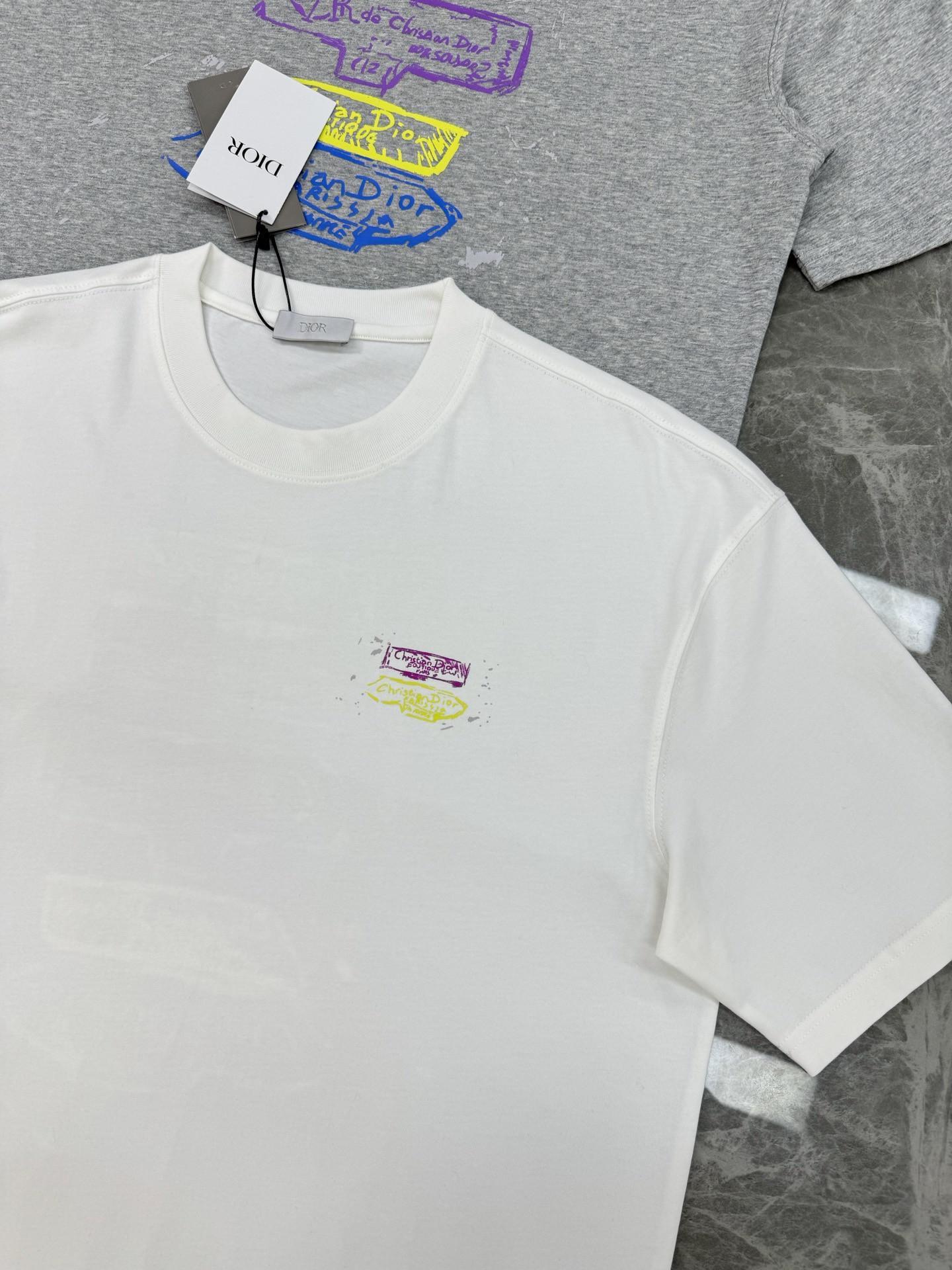。🌾 DIO*R迪奥新款潮牌情侣圆领T恤！双面烫画设计.色彩线条搭配品牌字母图形.230g甄选100%纯