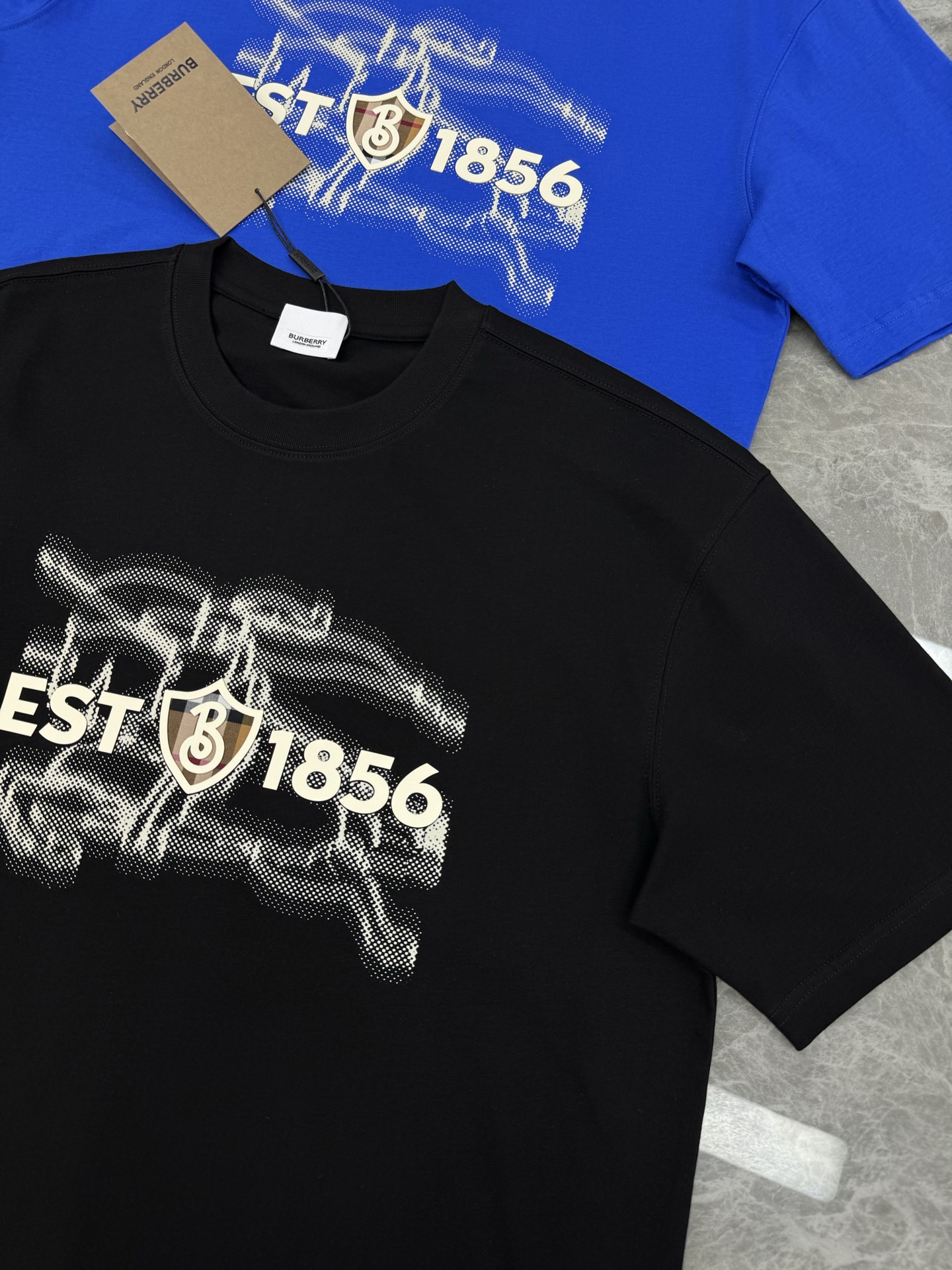 。🌾 BBR*巴宝莉新品潮牌短袖T恤，男女同款！经典战马🐎胸前层叠搭配.幻影战马烫画.帅气时尚，简约百搭