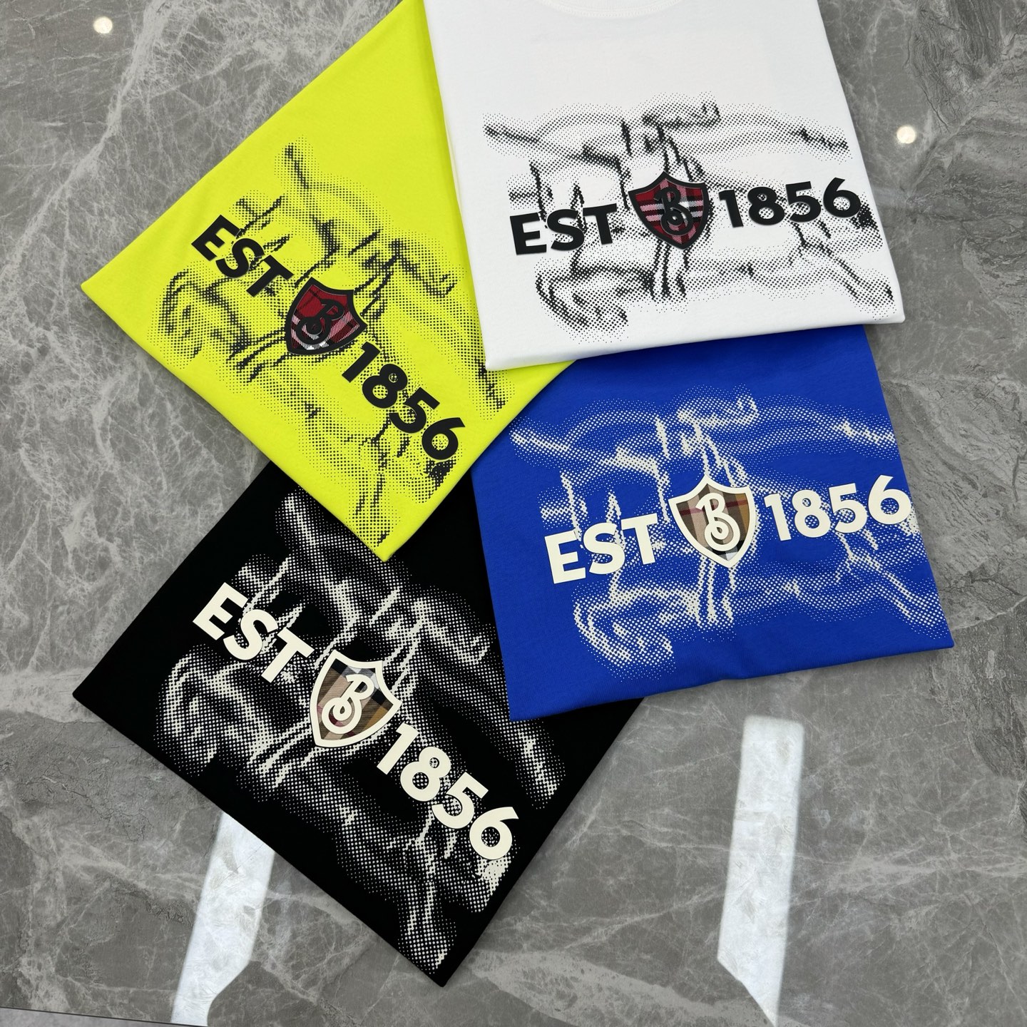 。🌾 BBR*巴宝莉新品潮牌短袖T恤，男女同款！经典战马🐎胸前层叠搭配.幻影战马烫画.帅气时尚，简约百搭