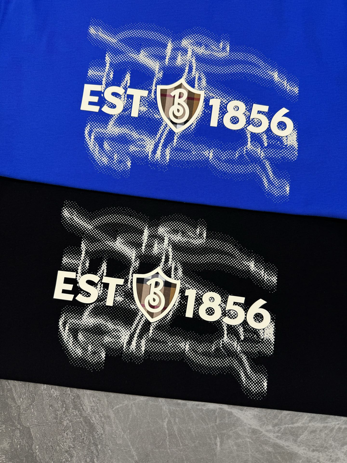 。🌾 BBR*巴宝莉新品潮牌短袖T恤，男女同款！经典战马🐎胸前层叠搭配.幻影战马烫画.帅气时尚，简约百搭