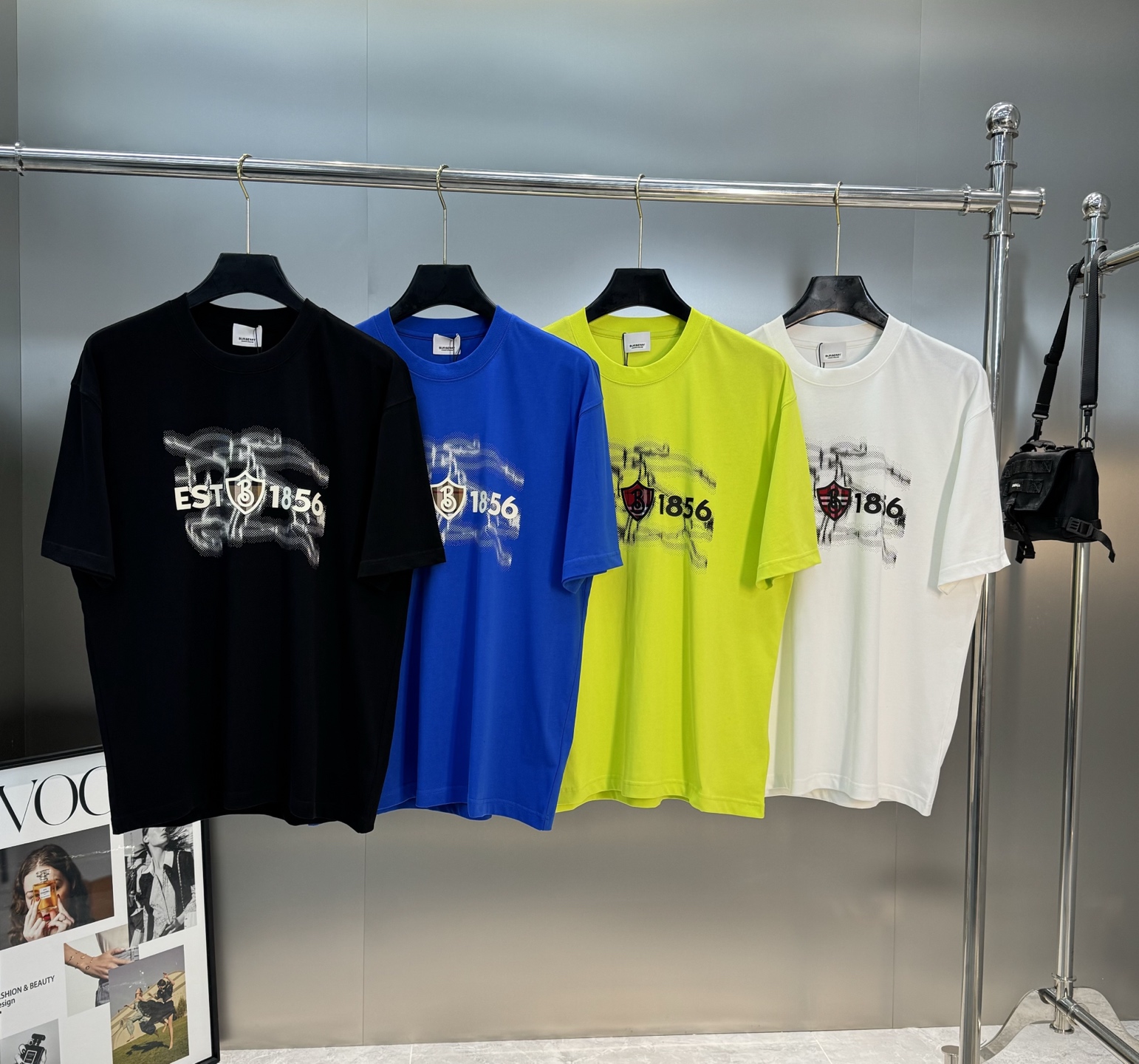 。🌾 BBR*巴宝莉新品潮牌短袖T恤，男女同款！经典战马🐎胸前层叠搭配.幻影战马烫画.帅气时尚，简约百搭