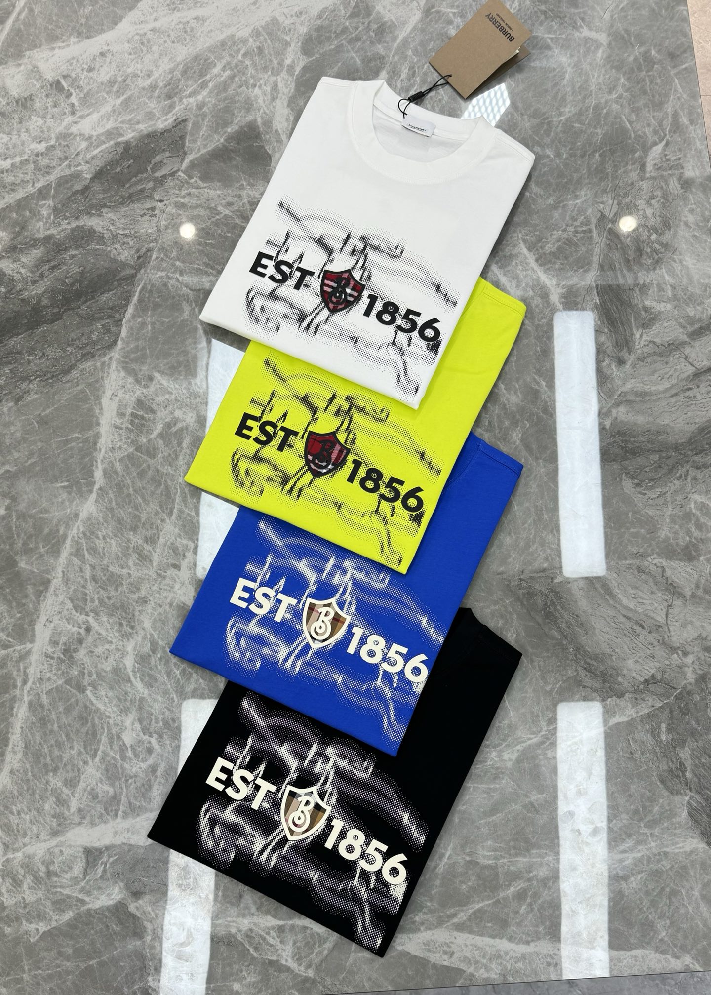 。🌾 BBR*巴宝莉新品潮牌短袖T恤，男女同款！经典战马🐎胸前层叠搭配.幻影战马烫画.帅气时尚，简约百搭