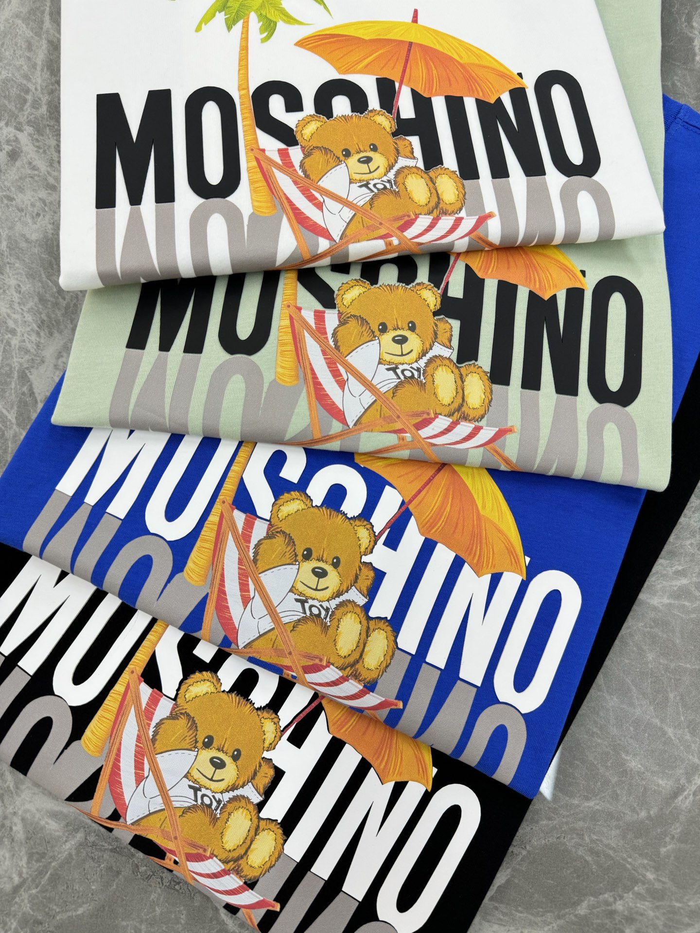 。🌾 MOSCHIN*莫斯奇诺*新款潮牌情侣款T恤.原单推荐！小熊圆领短袖，街头风的新纪…整体图形质感呈