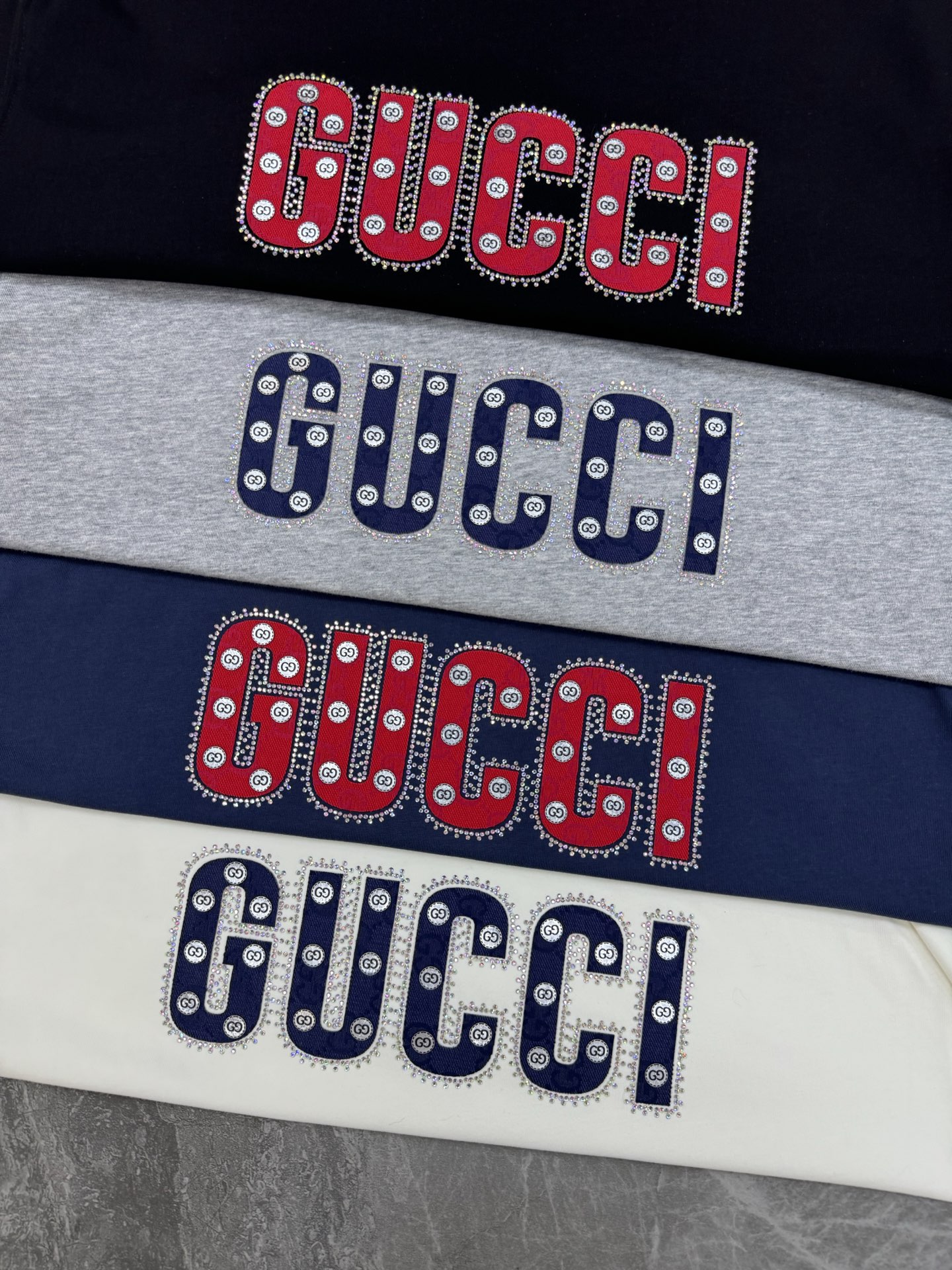 。🌾 GUCC*潮牌新款圆领T恤.男女同款～潮人必备！胸前定制品牌图形烫画工艺.双层工艺色彩层次分明.减