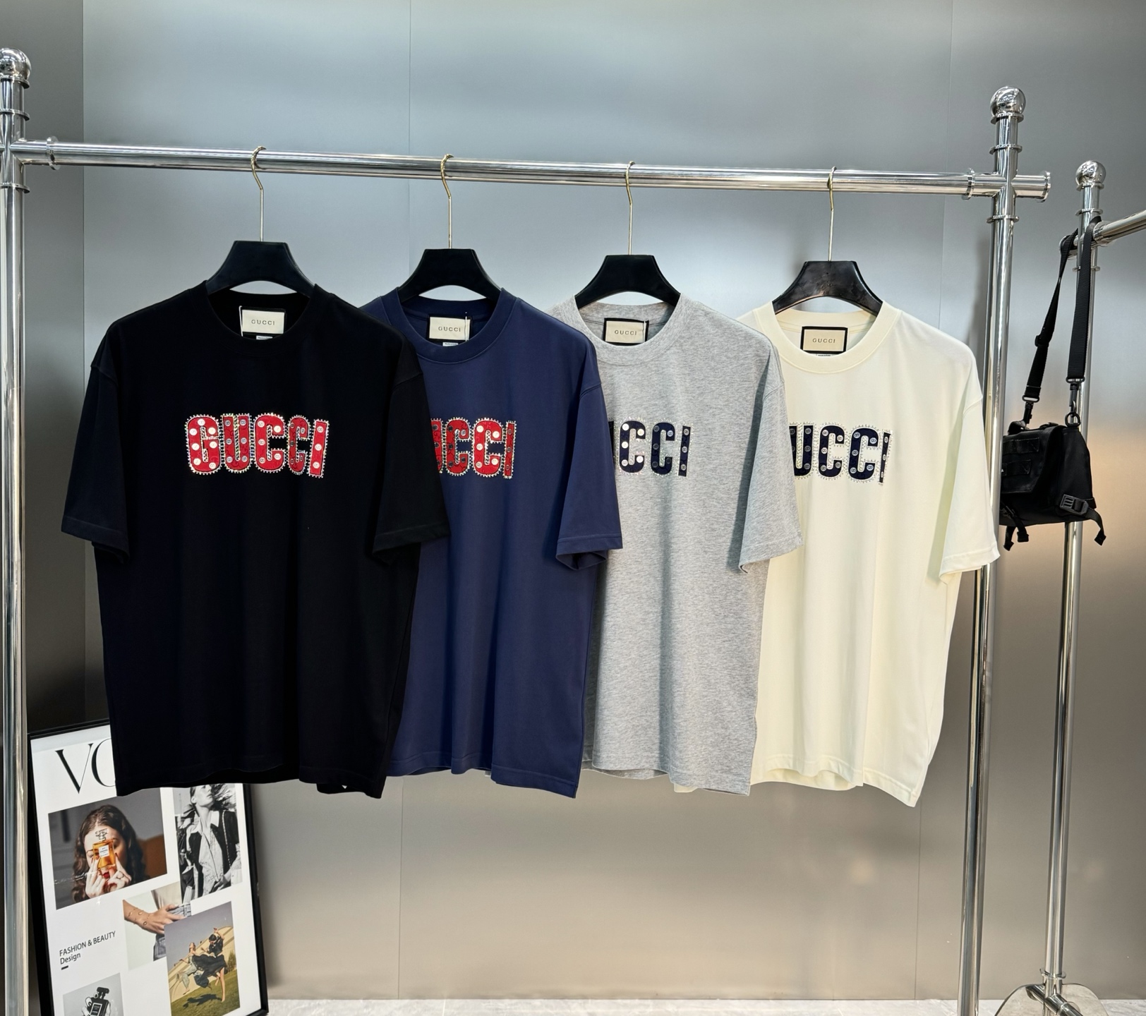 。🌾 GUCC*潮牌新款圆领T恤.男女同款～潮人必备！胸前定制品牌图形烫画工艺.双层工艺色彩层次分明.减