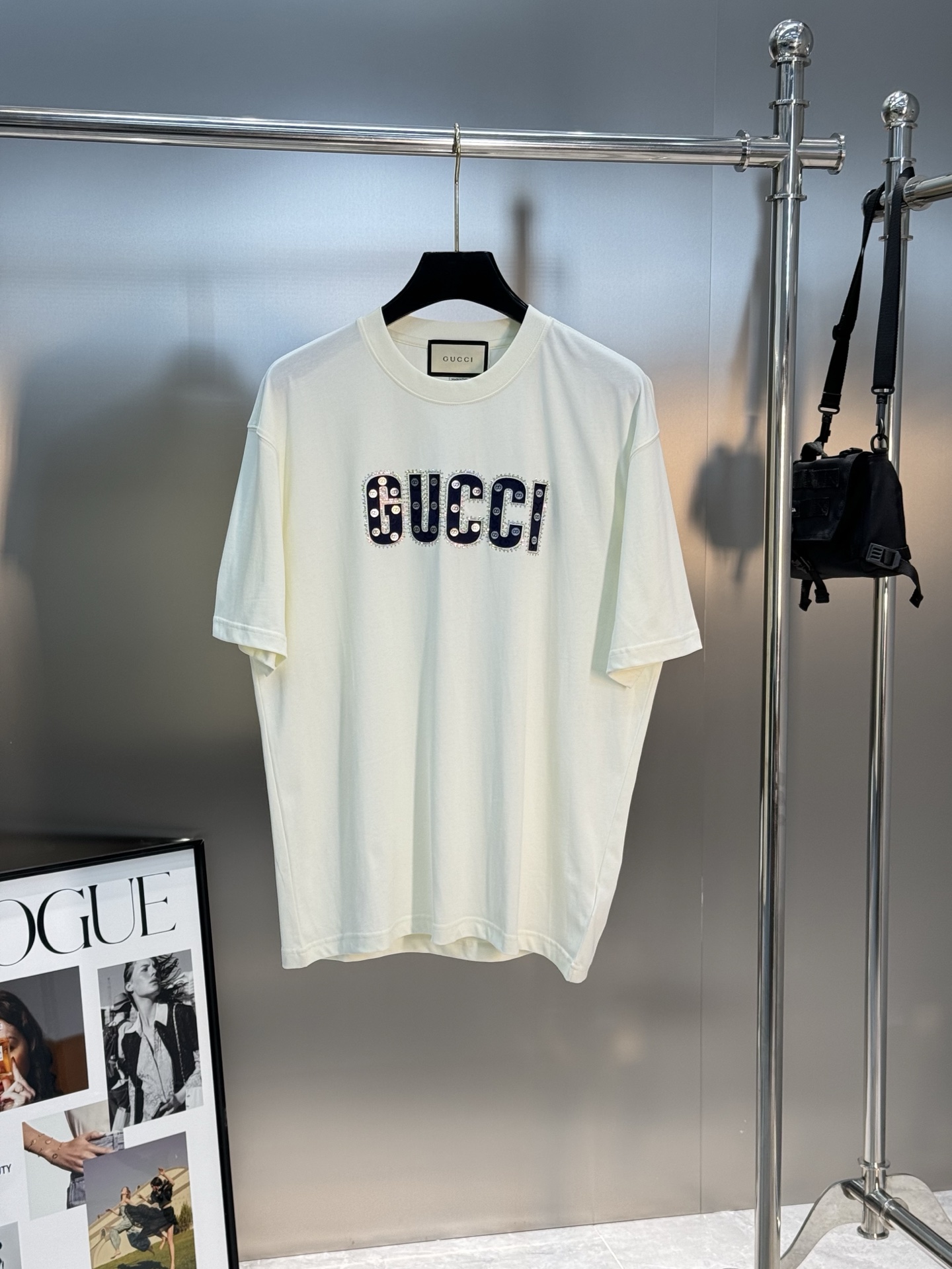 。🌾 GUCC*潮牌新款圆领T恤.男女同款～潮人必备！胸前定制品牌图形烫画工艺.双层工艺色彩层次分明.减