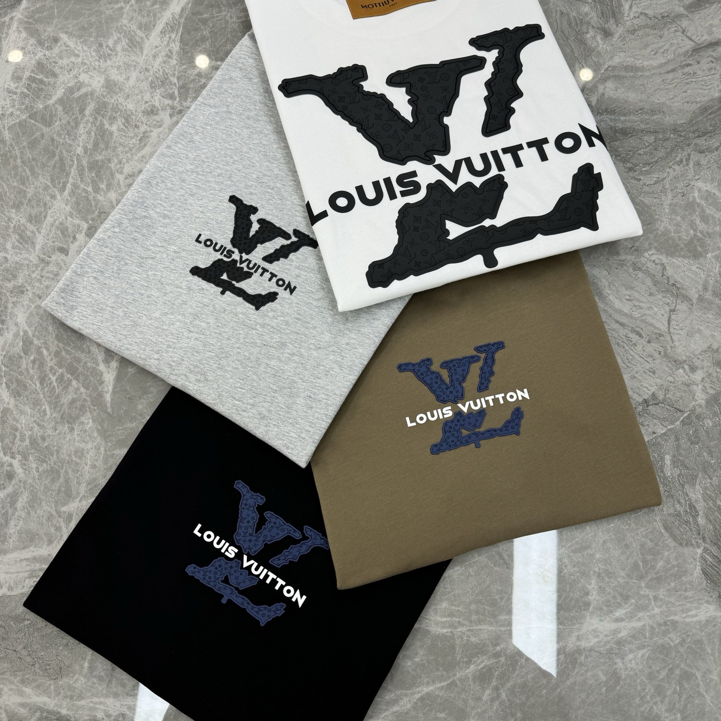 。🌾 驴牌*新款潮牌微扩版型T恤.男女同款❤️品牌图形以标志性的元素做为特色，双面立体烫画.成就2025