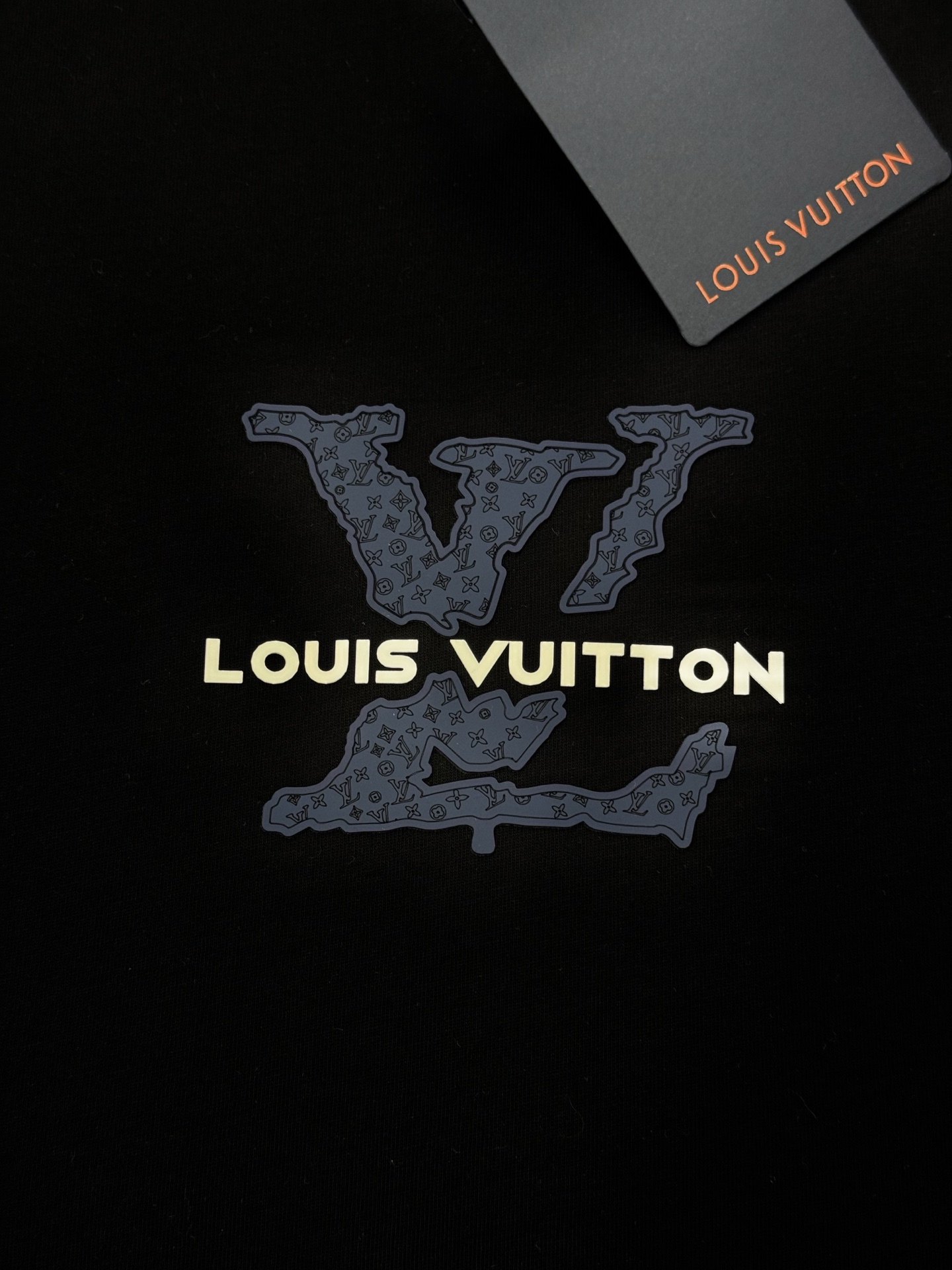 。🌾 驴牌*新款潮牌微扩版型T恤.男女同款❤️品牌图形以标志性的元素做为特色，双面立体烫画.成就2025