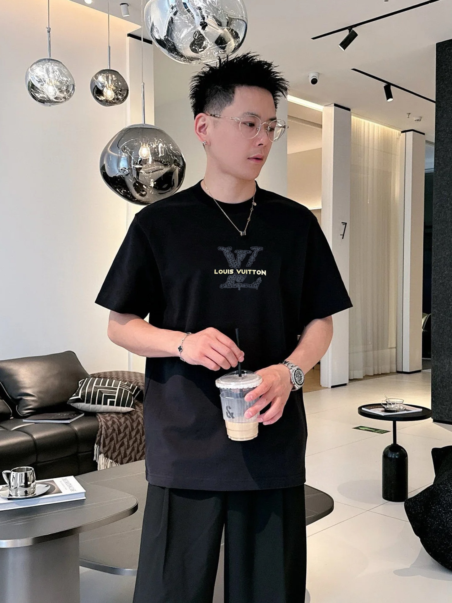 。🌾 驴牌*新款潮牌微扩版型T恤.男女同款❤️品牌图形以标志性的元素做为特色，双面立体烫画.成就2025