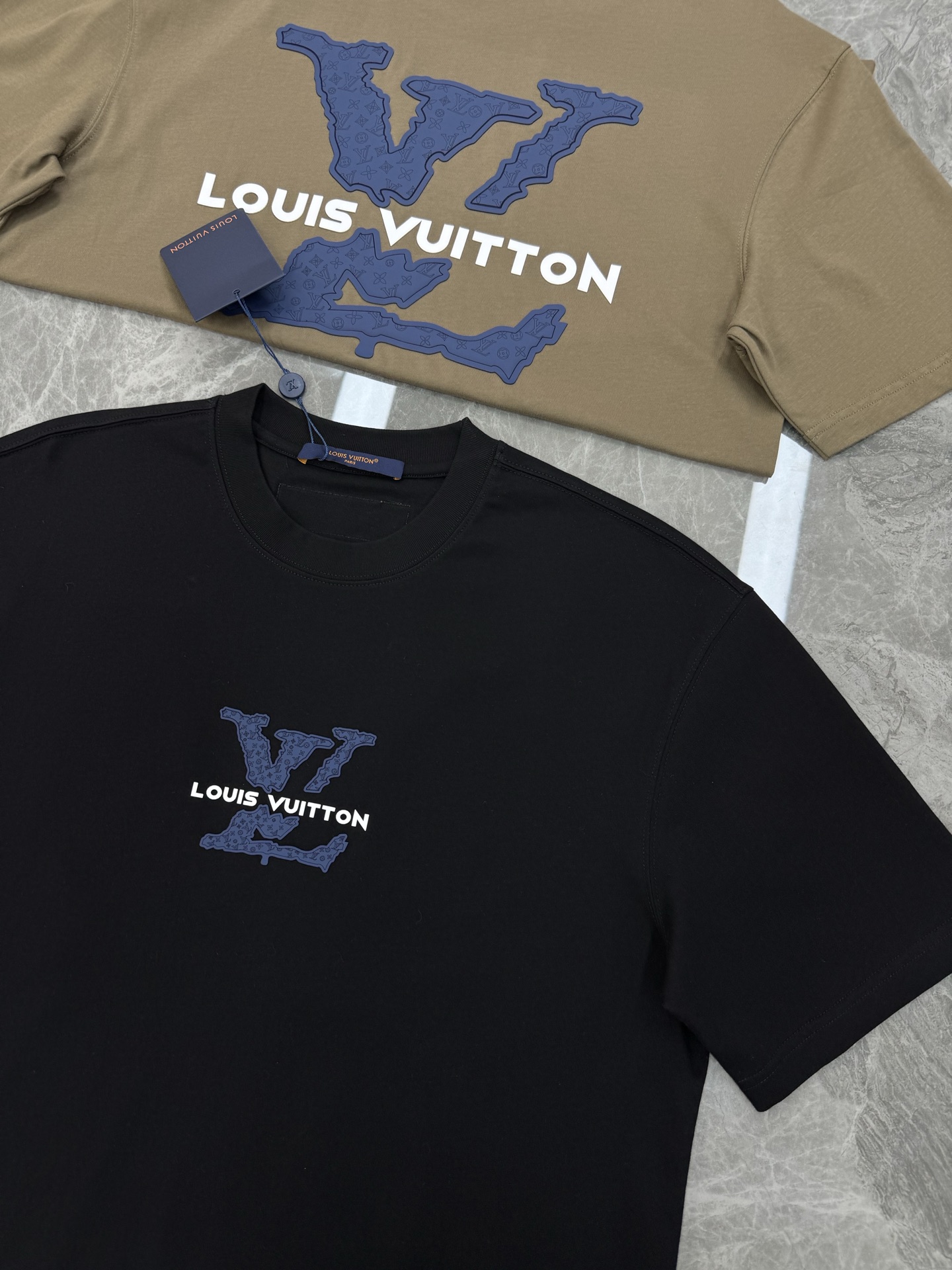 。🌾 驴牌*新款潮牌微扩版型T恤.男女同款❤️品牌图形以标志性的元素做为特色，双面立体烫画.成就2025