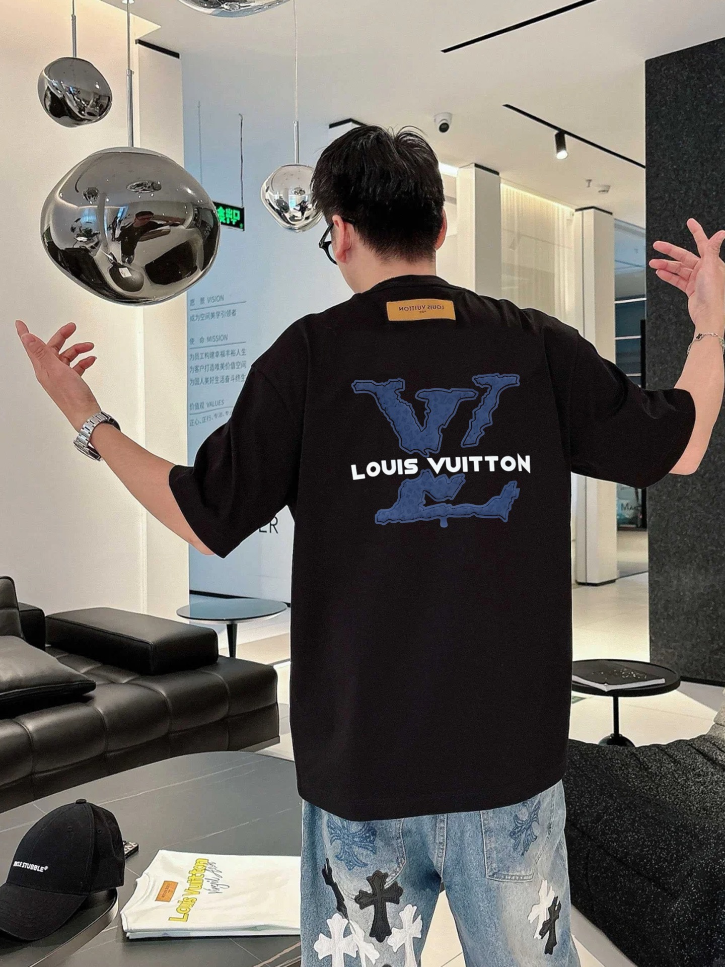 。🌾 驴牌*新款潮牌微扩版型T恤.男女同款❤️品牌图形以标志性的元素做为特色，双面立体烫画.成就2025