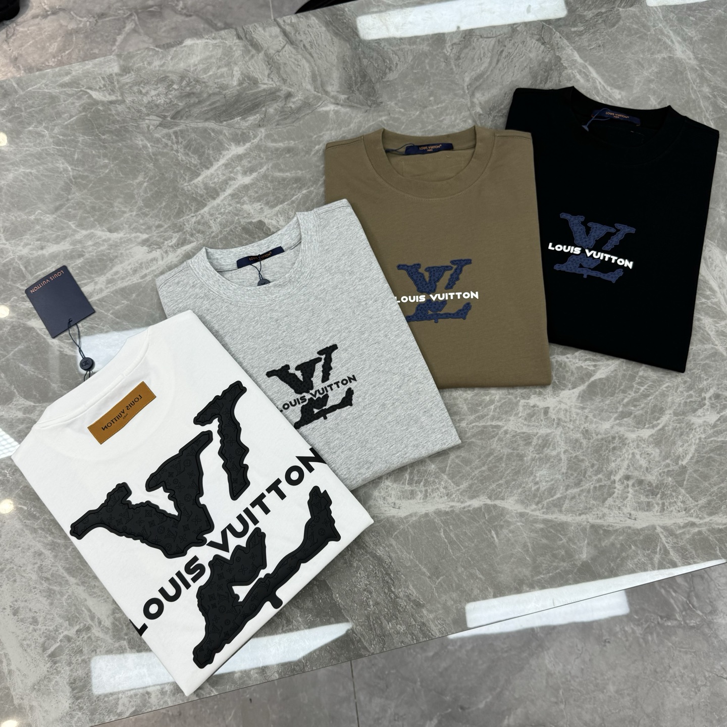 。🌾 驴牌*新款潮牌微扩版型T恤.男女同款❤️品牌图形以标志性的元素做为特色，双面立体烫画.成就2025