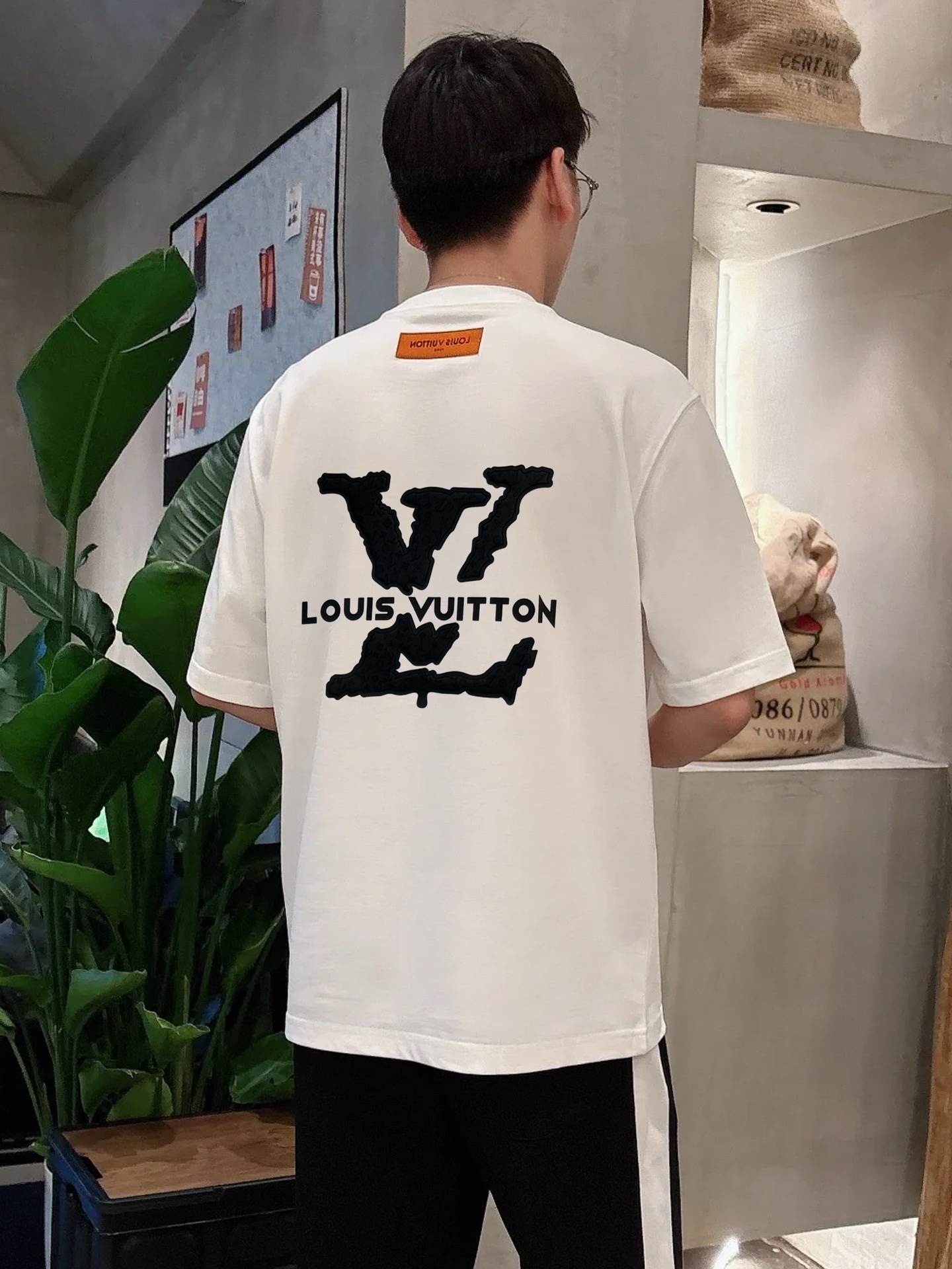 。🌾 驴牌*新款潮牌微扩版型T恤.男女同款❤️品牌图形以标志性的元素做为特色，双面立体烫画.成就2025