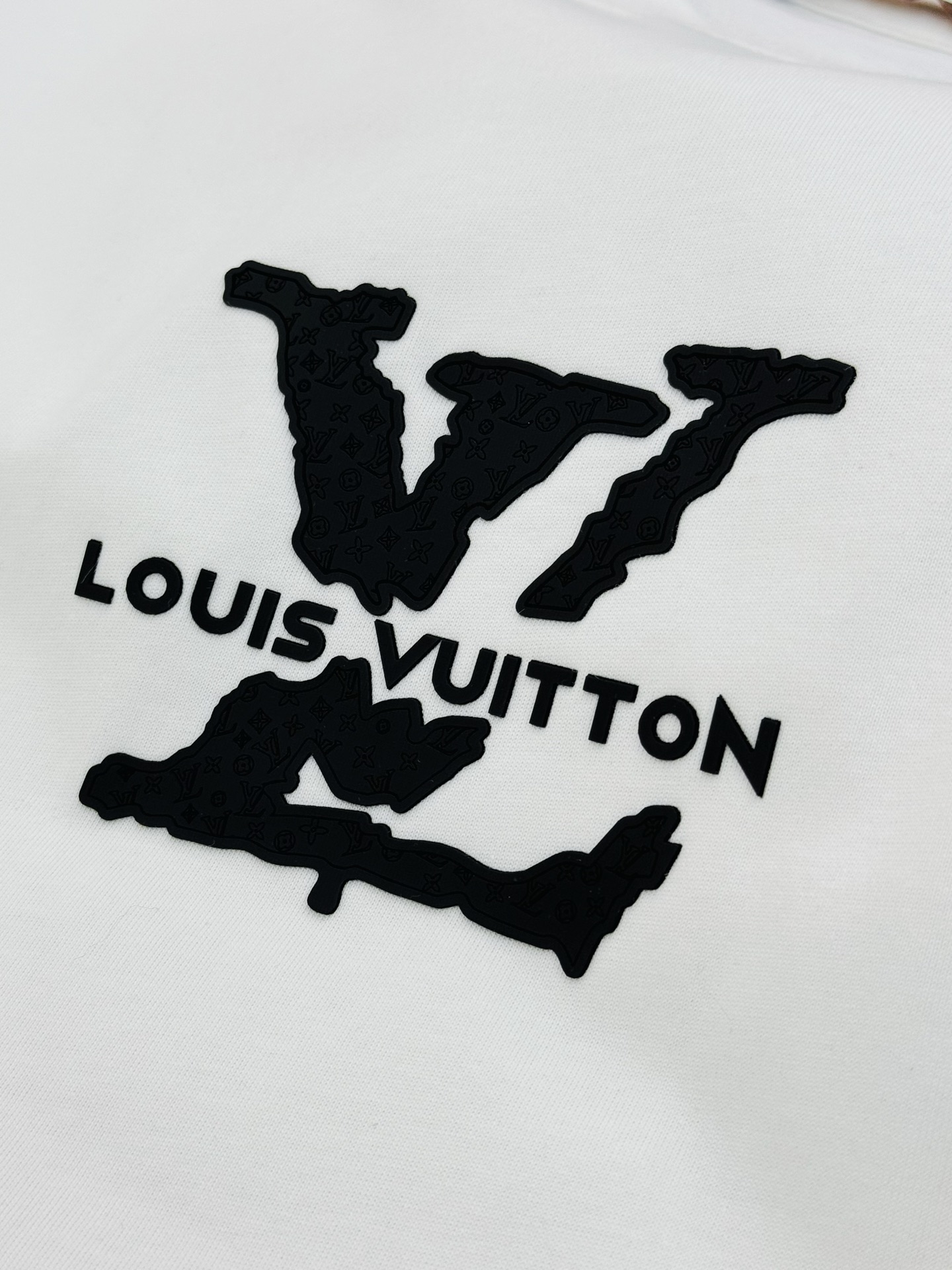 。🌾 驴牌*新款潮牌微扩版型T恤.男女同款❤️品牌图形以标志性的元素做为特色，双面立体烫画.成就2025