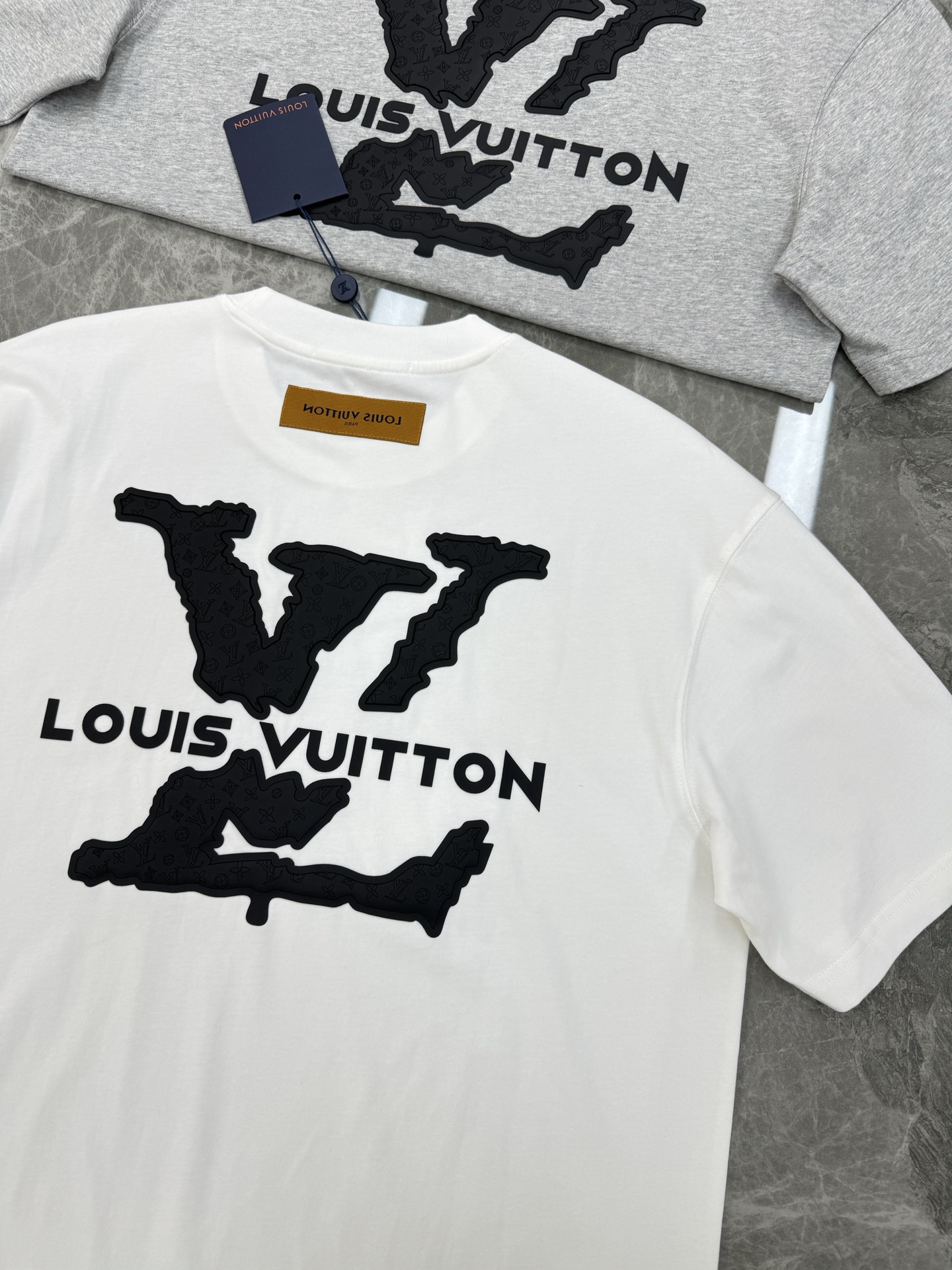 。🌾 驴牌*新款潮牌微扩版型T恤.男女同款❤️品牌图形以标志性的元素做为特色，双面立体烫画.成就2025