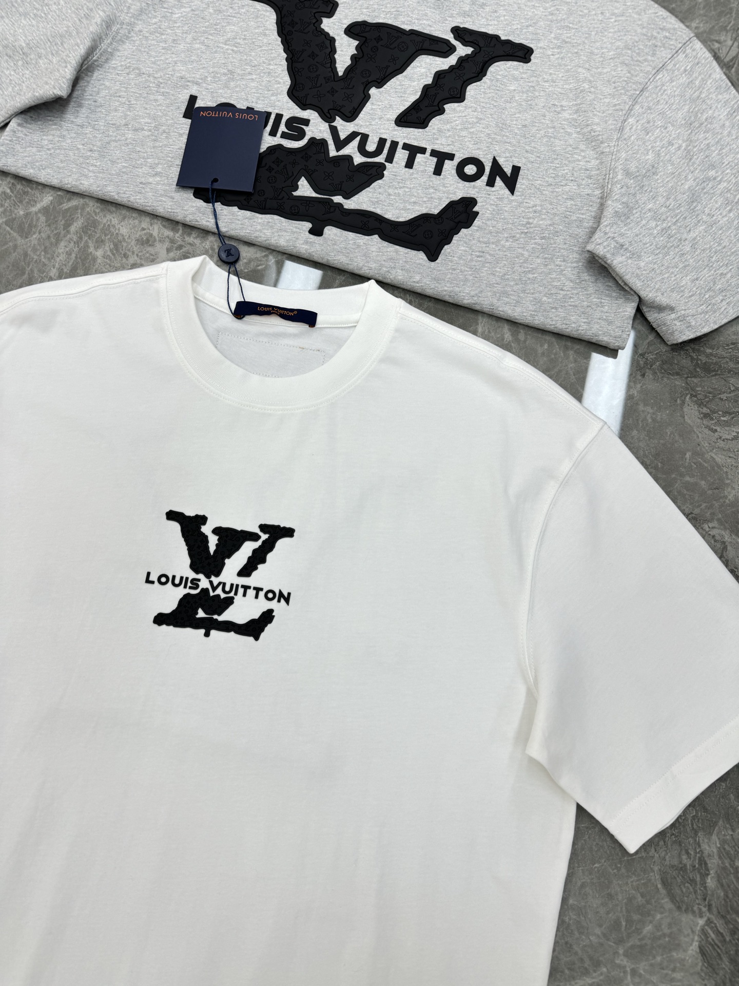 。🌾 驴牌*新款潮牌微扩版型T恤.男女同款❤️品牌图形以标志性的元素做为特色，双面立体烫画.成就2025