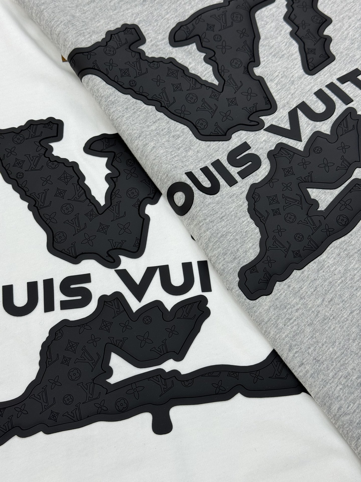 。🌾 驴牌*新款潮牌微扩版型T恤.男女同款❤️品牌图形以标志性的元素做为特色，双面立体烫画.成就2025