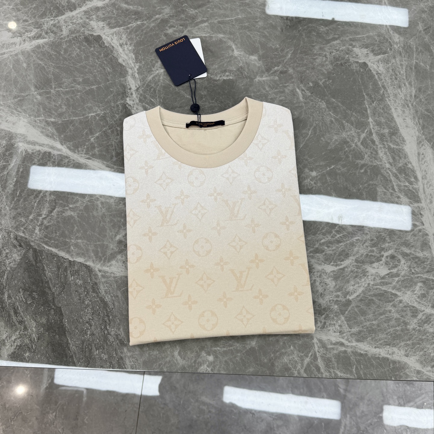 。🌾 驴牌26s新款潮牌T恤，男女同款❤️经典Monogram图案，米白色调超百搭，棉质面料柔软舒适，春