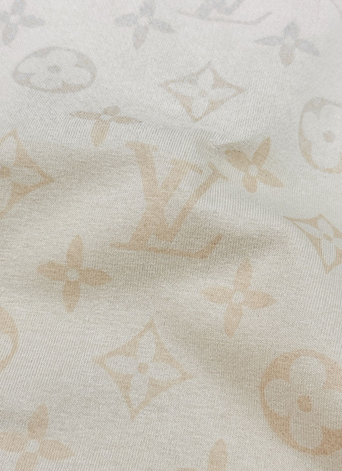 。🌾 驴牌26s新款潮牌T恤，男女同款❤️经典Monogram图案，米白色调超百搭，棉质面料柔软舒适，春