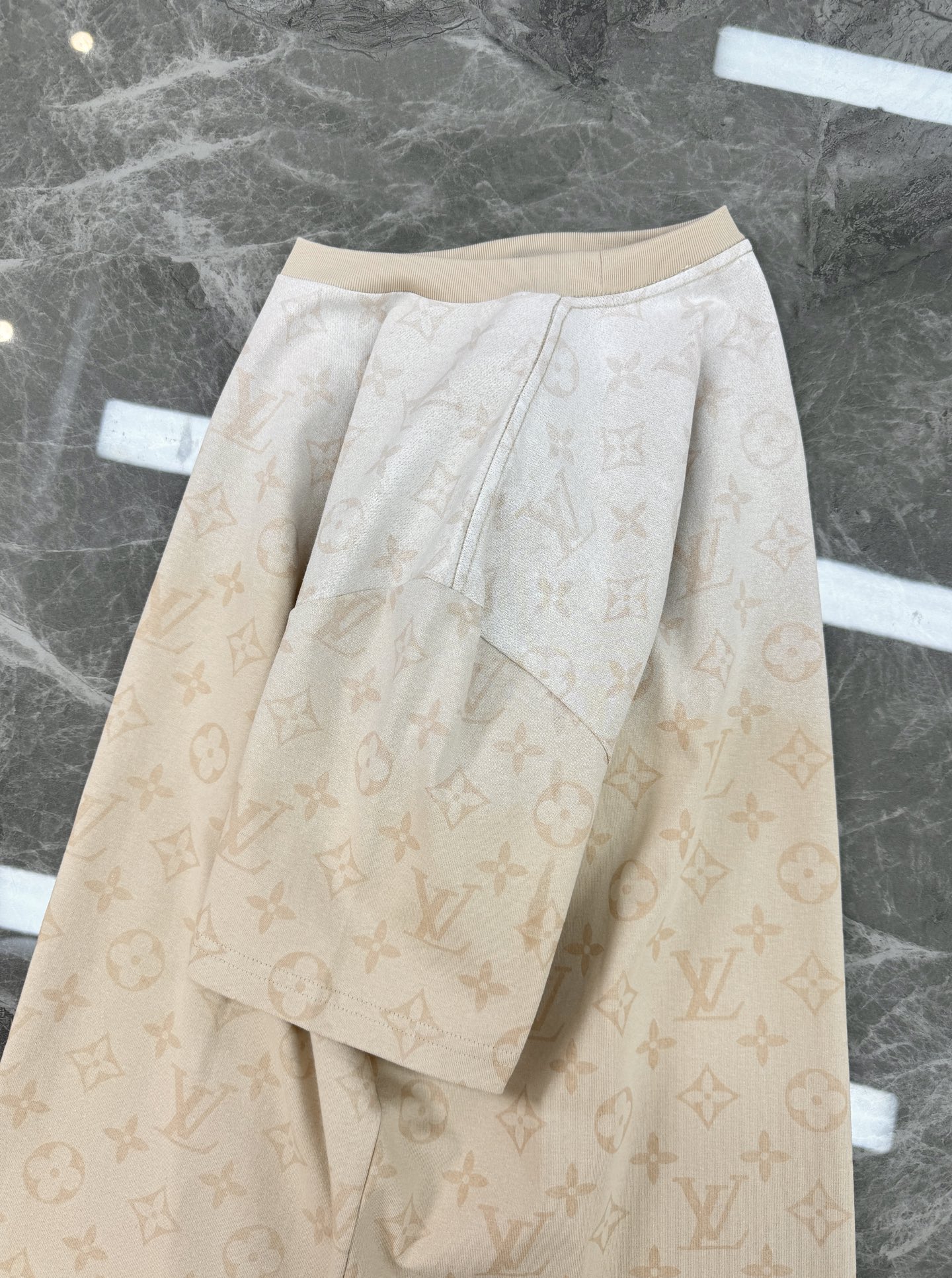 。🌾 驴牌26s新款潮牌T恤，男女同款❤️经典Monogram图案，米白色调超百搭，棉质面料柔软舒适，春