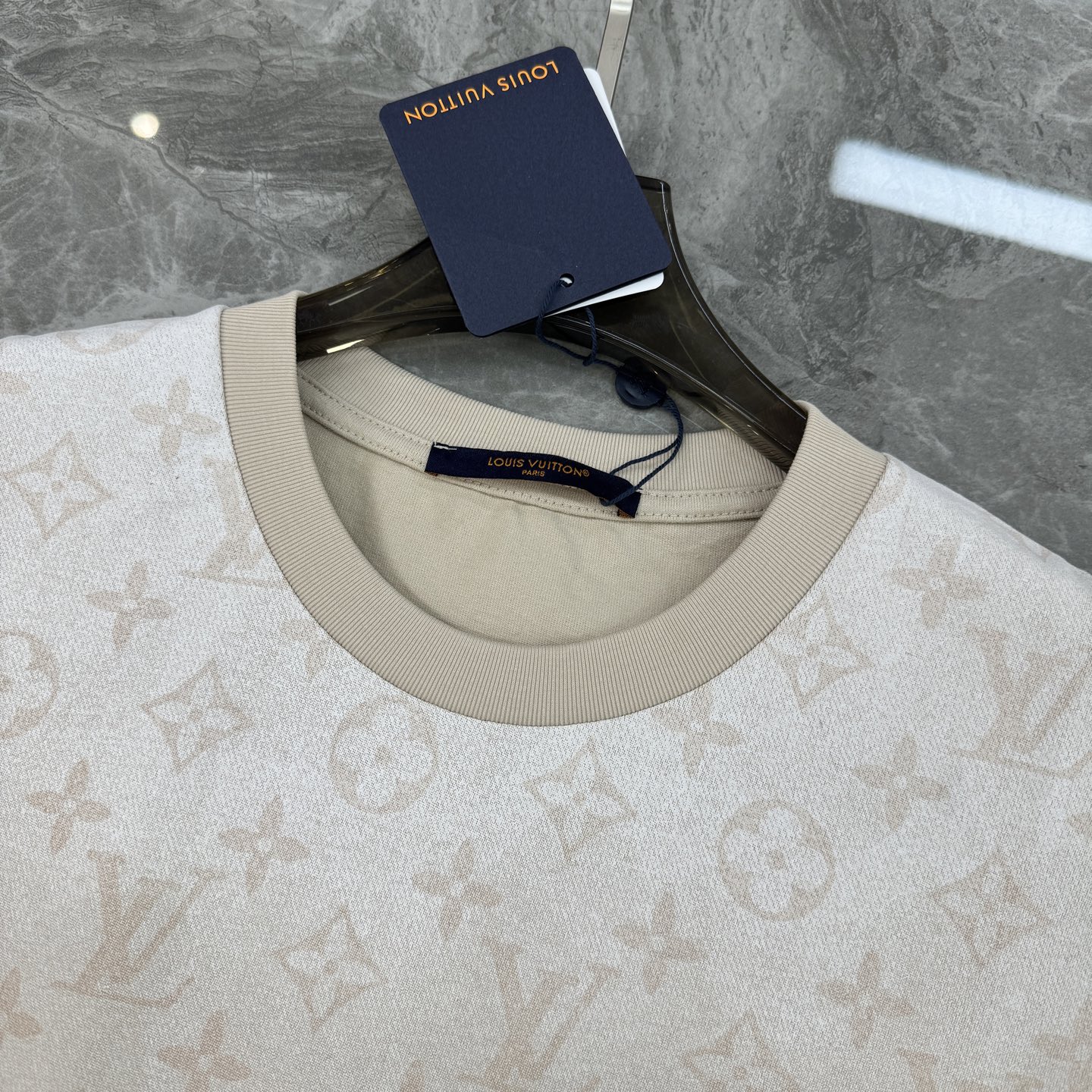 。🌾 驴牌26s新款潮牌T恤，男女同款❤️经典Monogram图案，米白色调超百搭，棉质面料柔软舒适，春