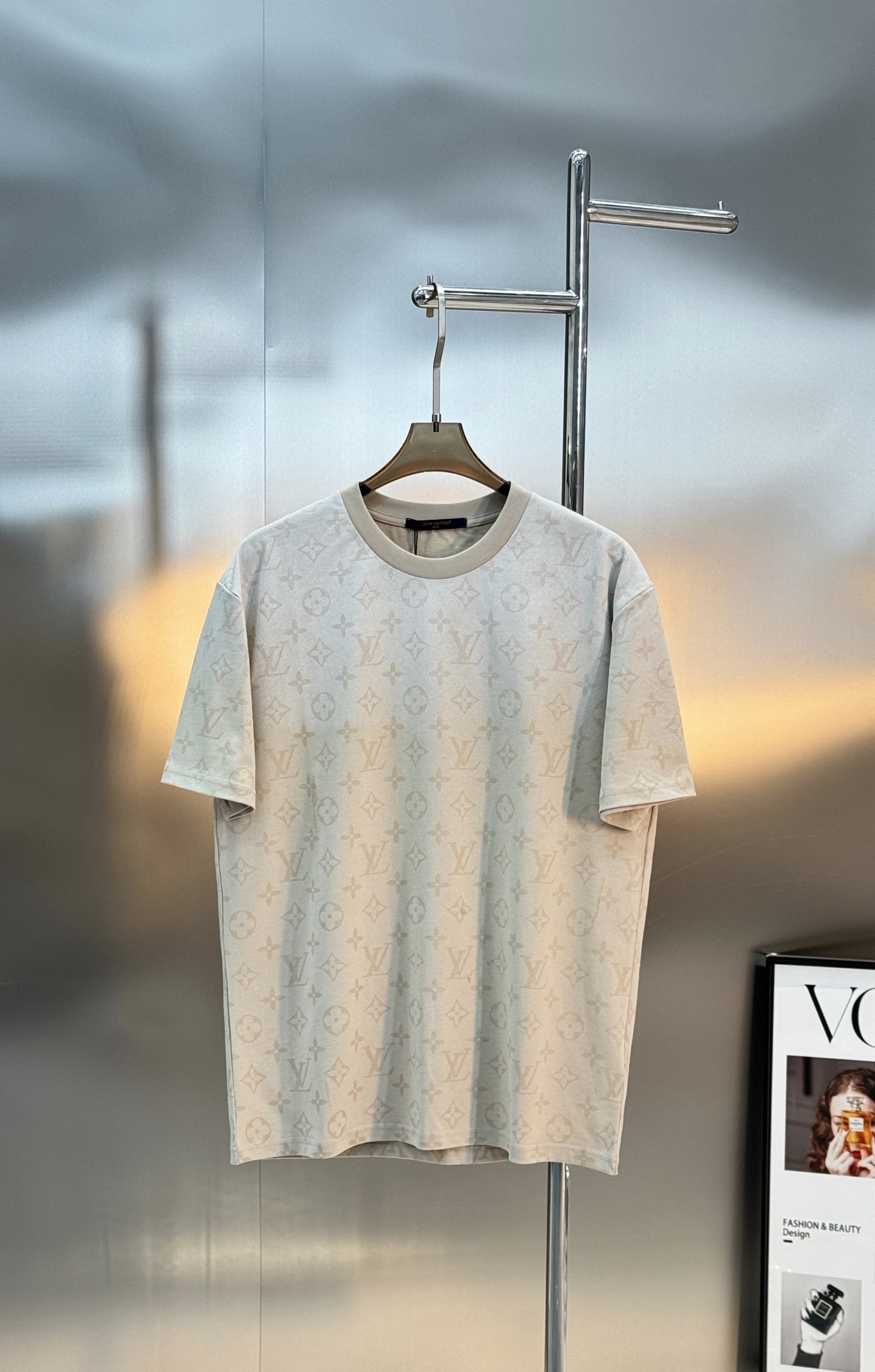 。🌾 驴牌26s新款潮牌T恤，男女同款❤️经典Monogram图案，米白色调超百搭，棉质面料柔软舒适，春