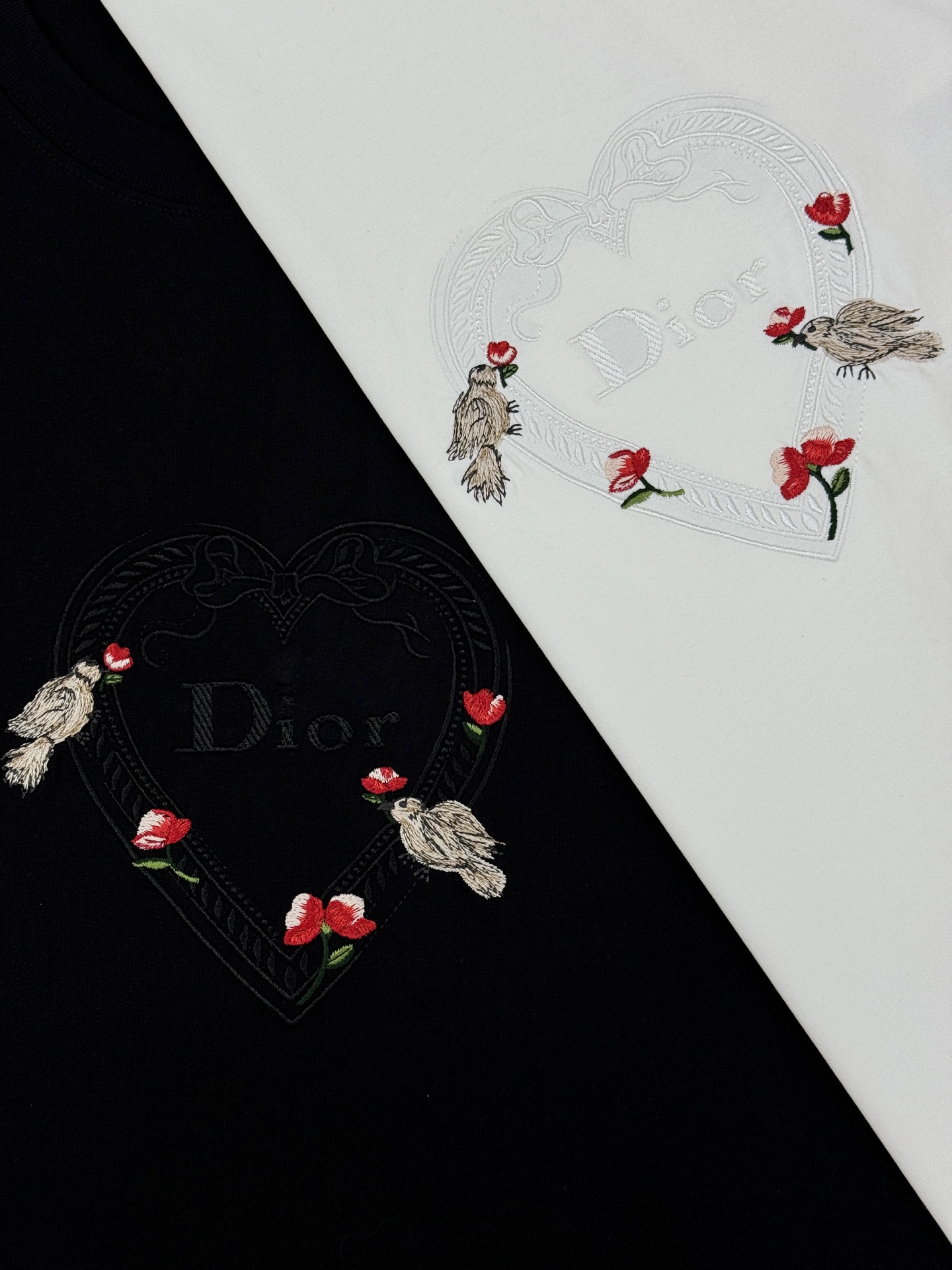 。🌾 Dior迪奥2026春夏系列爱心刺绣白色T恤，男女同款❤️260g纯棉材质，柔软舒适，日常穿着超友