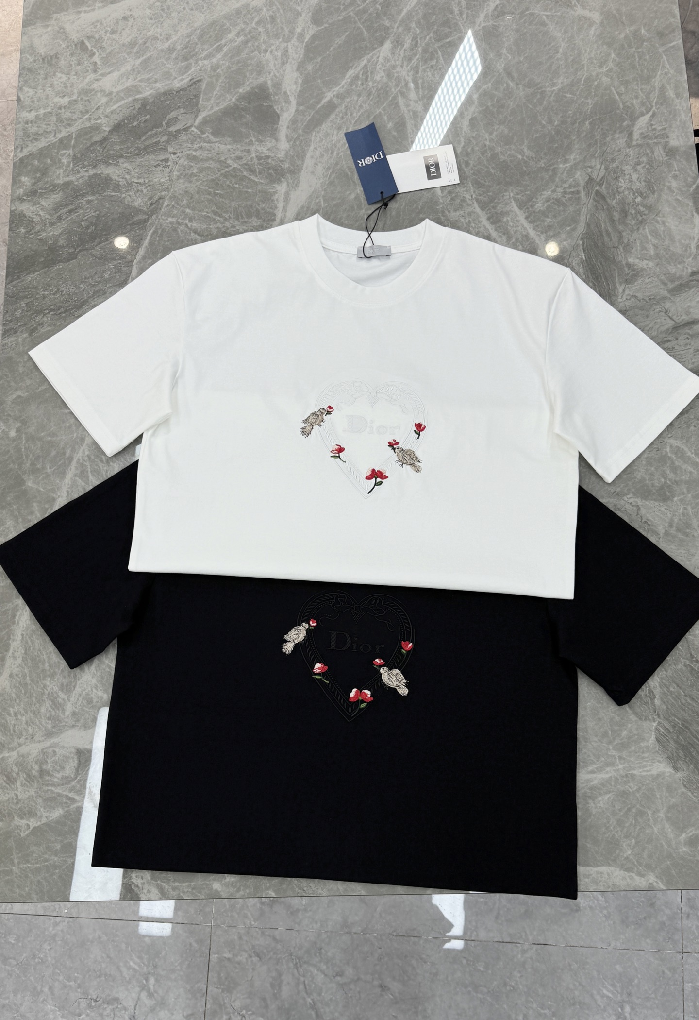 。🌾 Dior迪奥2026春夏系列爱心刺绣白色T恤，男女同款❤️260g纯棉材质，柔软舒适，日常穿着超友